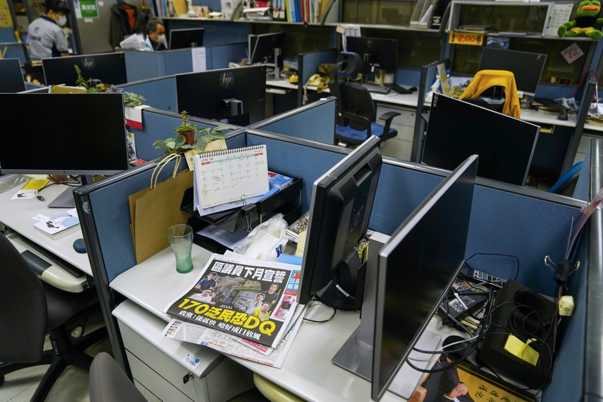 6月17日，數百警員進入《蘋果日報》大樓搜查，檢走新聞工作者的電腦，桌上僅剩下LCD屏幕。（Lam Yik／路透社）