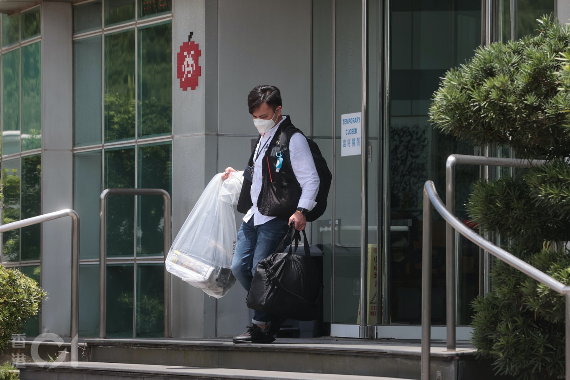 6月17日,警員在《蘋果日報》大樓搜查,檢走大量物品。(李澤彤攝) 6月17日,警員在《蘋果日報》大樓搜查,檢走大量物品。(李澤彤攝)