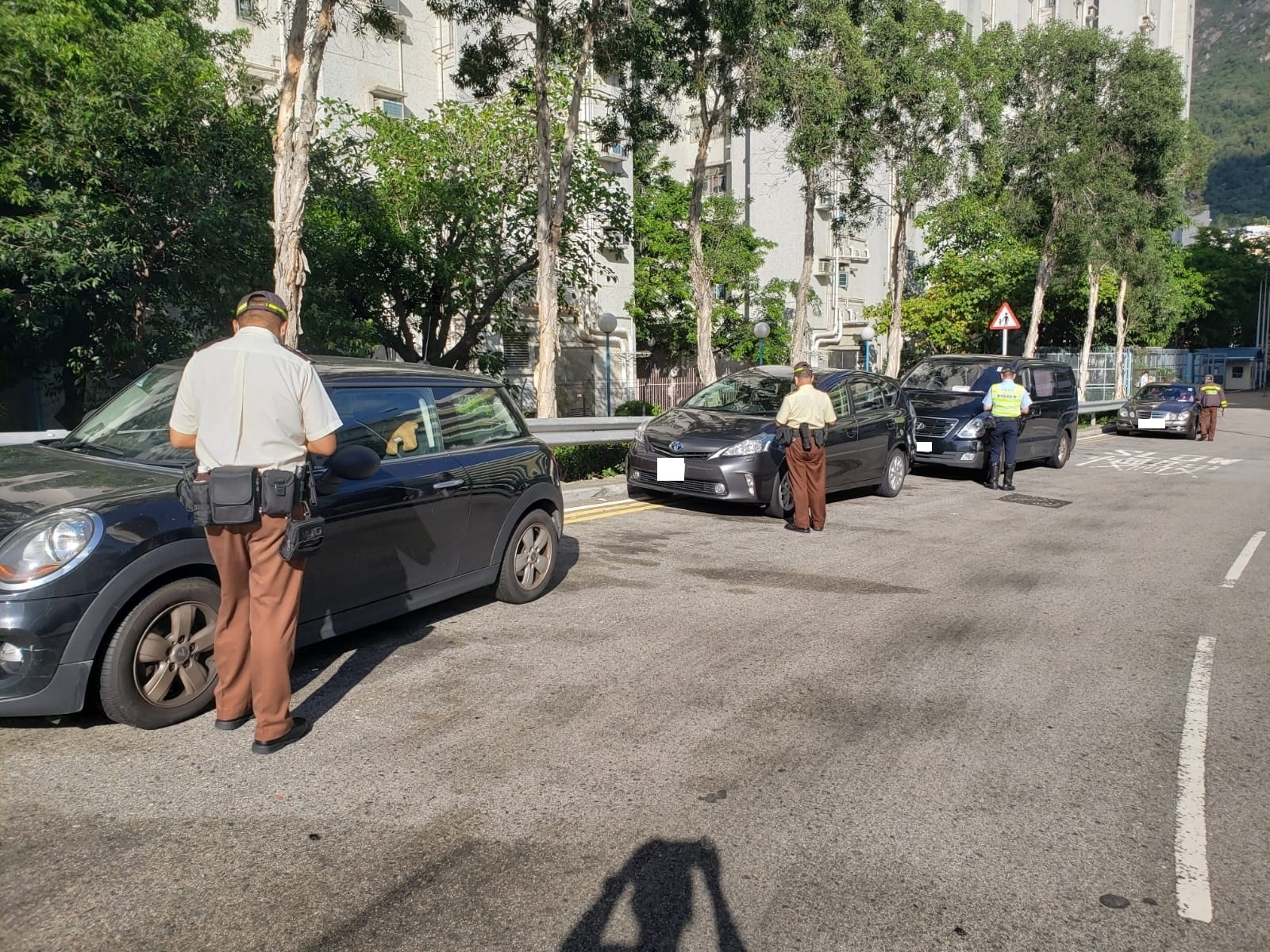 警方於屯門進行打擊違例泊車行動，共發出1,245張定額罰款通知書。