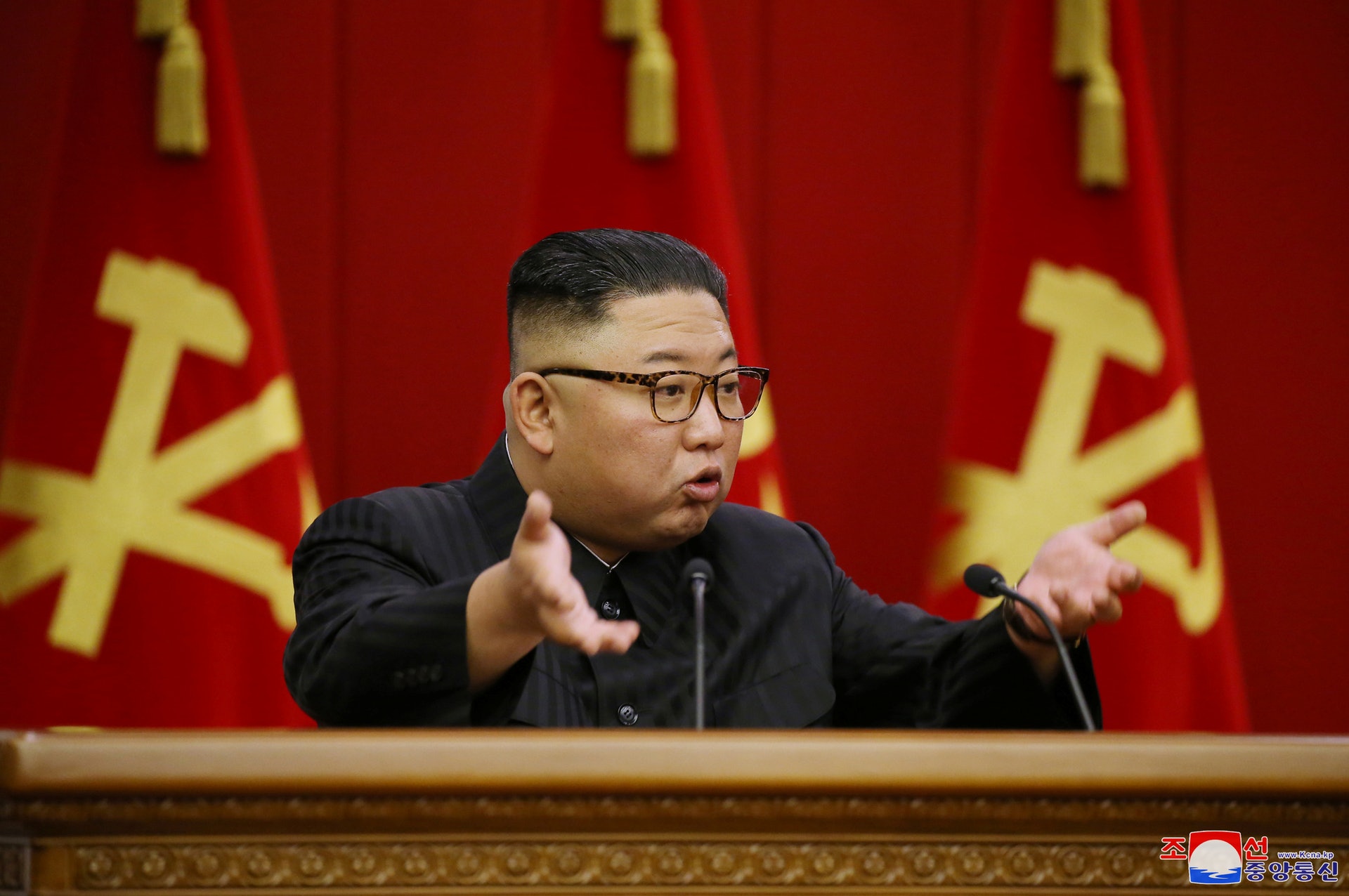 朝鮮勞動黨第8屆中央委員會第3次全體會議6月15日至18日在平壤召開。圖為朝鮮領導人金正恩18日在會議閉幕式上講話。(Reuters) 朝鮮勞動黨第8屆中央委員會第3次全體會議6月15日至18日在平壤召開。圖為朝鮮領導人金正恩18日在會議閉幕式上講話。(Reuters)
