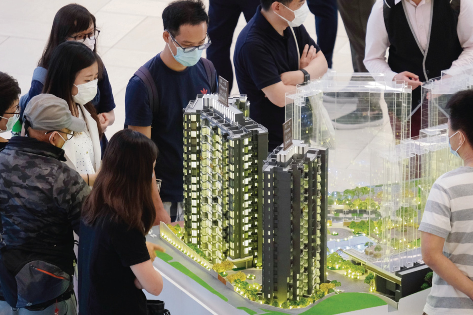 過去十年,新批出住宅按揭貸款的平均供款佔入息比率,一直維持33%至37%水平,表示業主平均用低於四成的收入供樓。 過去十年,新批出住宅按揭貸款的平均供款佔入息比率,一直維持33%至37%水平,表示業主平均用低於四成的收入供樓。