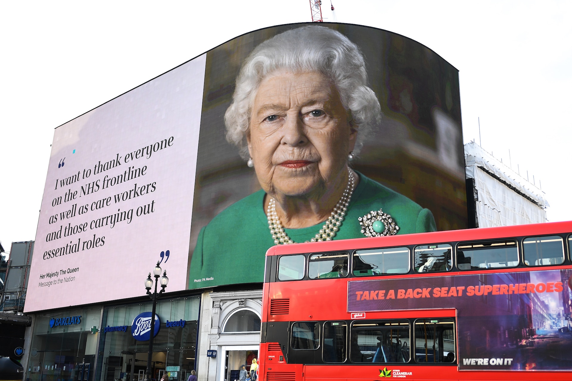 圖為2020年4月，英國新冠疫情剛爆發。在倫敦的一個展示版上，展示着英女王向NHS醫護人員致謝的海報。（Getty）