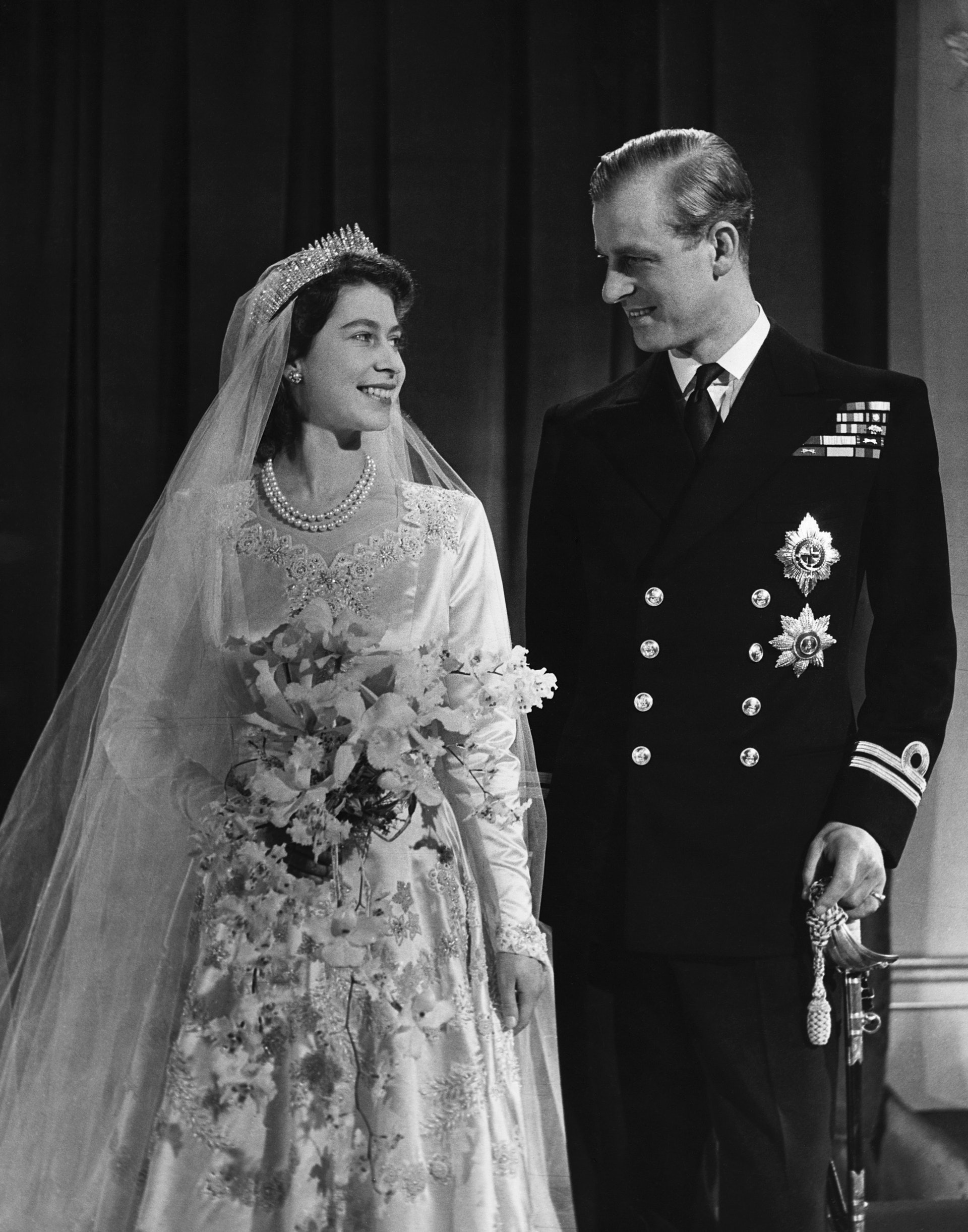 圖為1947年11月，菲臘親王與英女王伊利沙伯二世結婚。菲臘捨棄了原有的身份，入籍英國王室。（Getty）