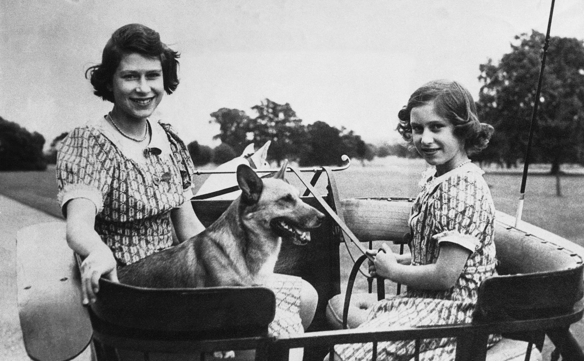 圖為1940年7月，年輕的伊利沙伯二世（左）與瑪格麗特公主。（AP）