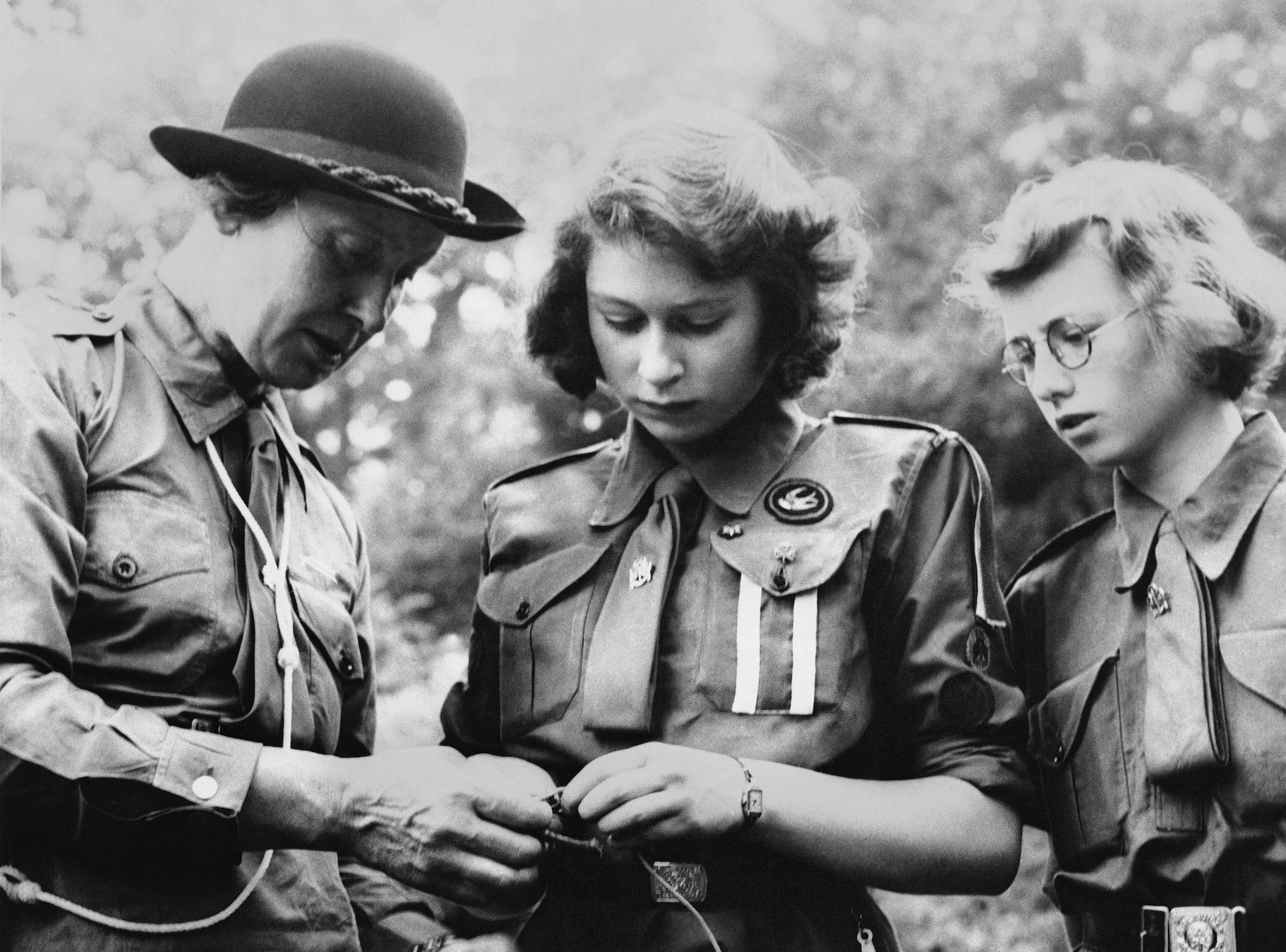 圖為1943年1月,正在學習軍旅知識的伊利沙伯二世。(AP) 圖為1943年1月,正在學習軍旅知識的伊利沙伯二世。(AP)