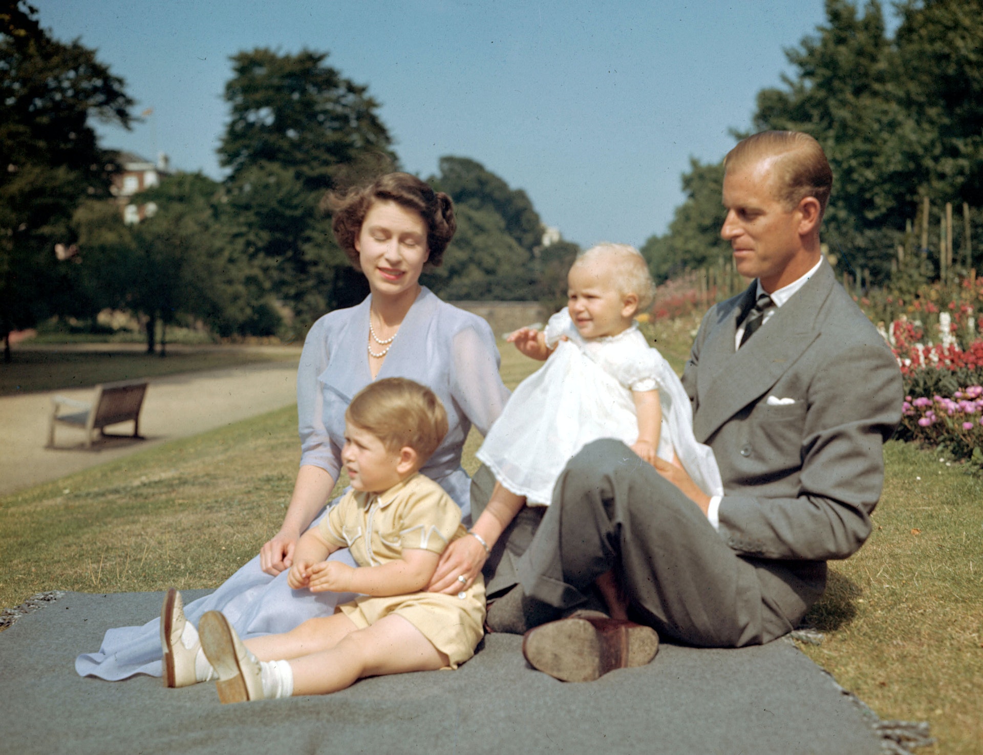圖為1951年8月，英女王與菲臘親王一家，查理斯王子及安妮長公主，在倫敦渡過的休閒假期。（AP）