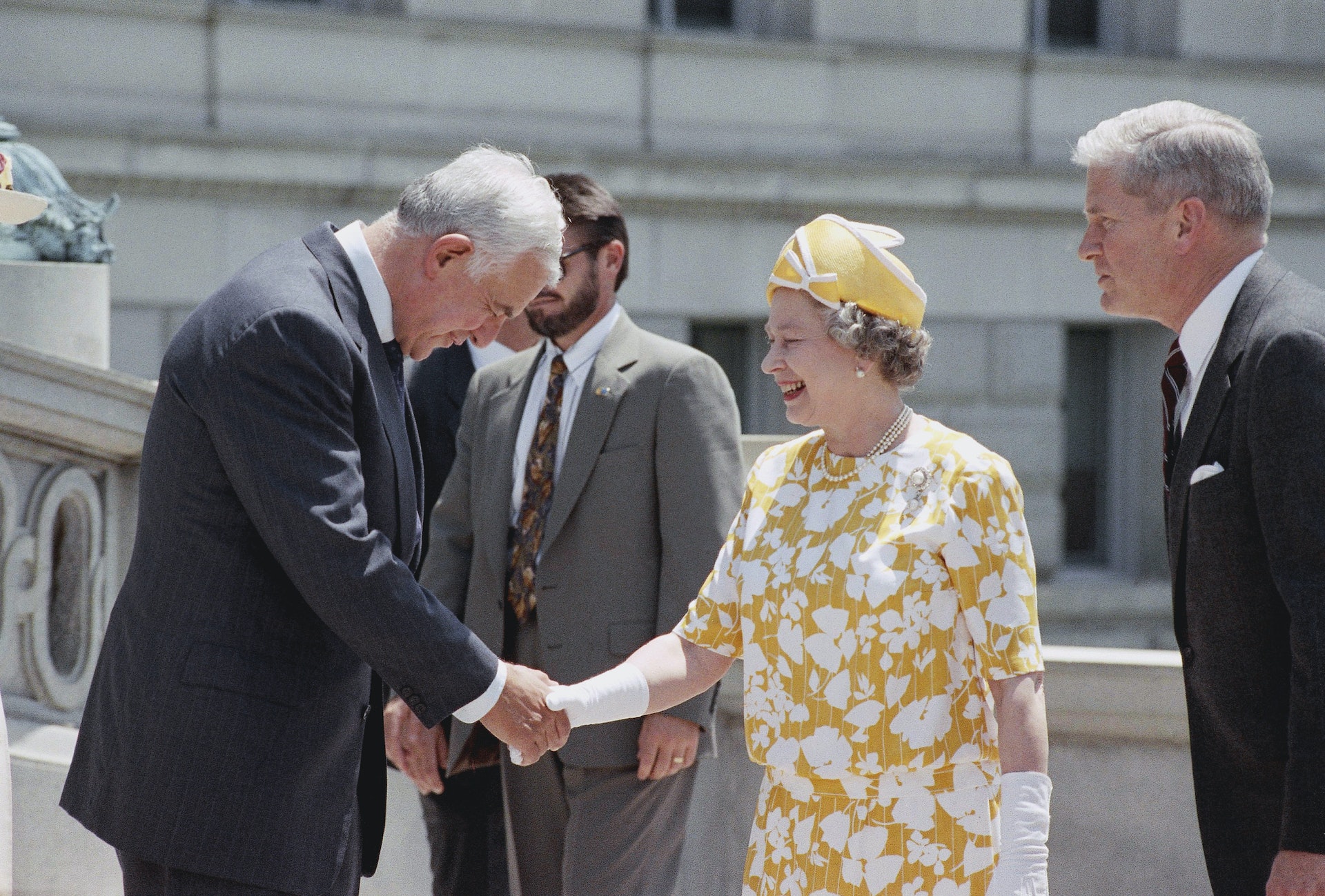 圖為1991年5月,英女王訪問美國,時任眾議院議長福利(Tom Foley)親自迎接。(AP) 圖為1991年5月,英女王訪問美國,時任眾議院議長福利(Tom Foley)親自迎接。(AP)