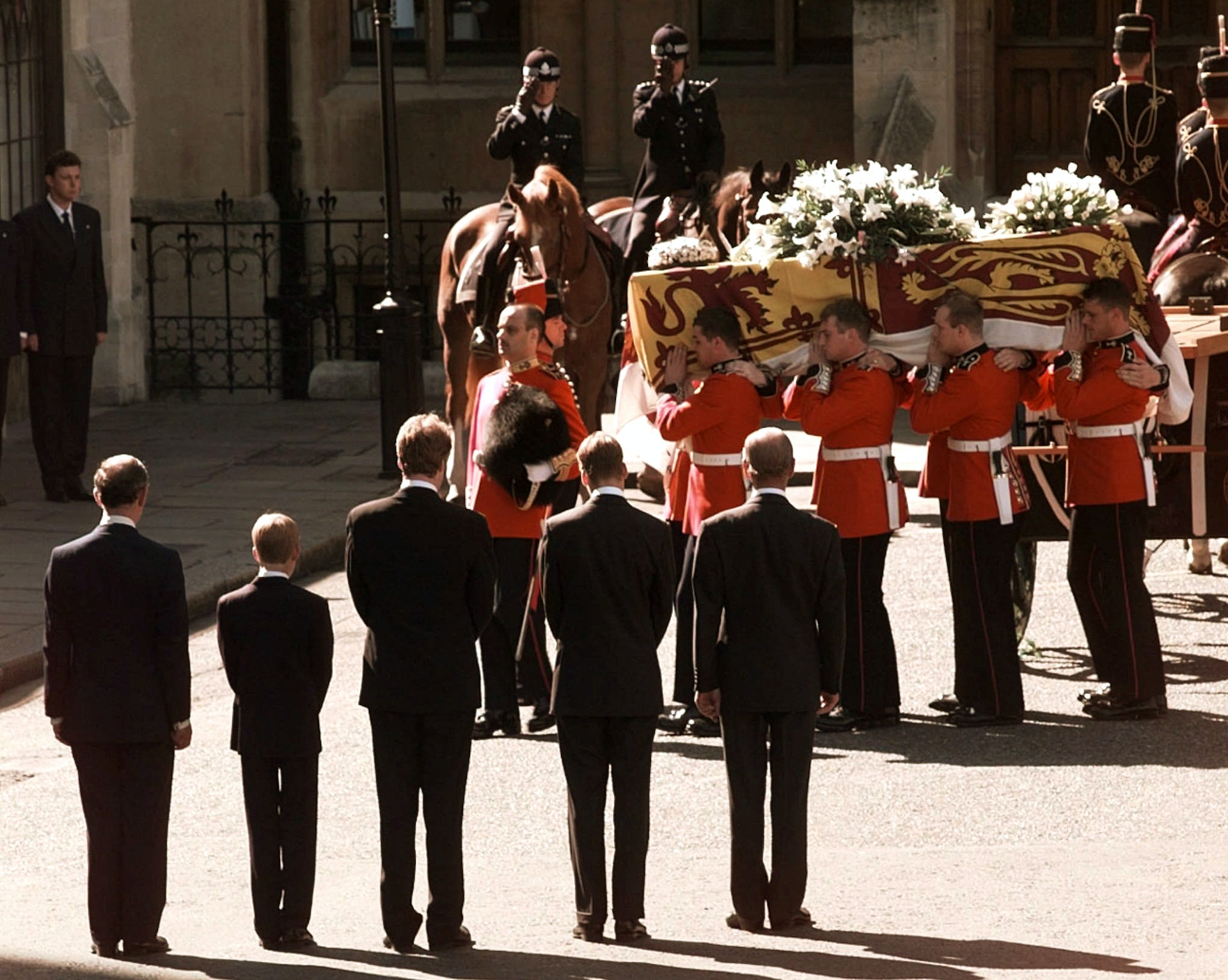 圖為1997年9月，戴安娜車禍逝世，王室成員出席戴安娜的葬禮。（AP）