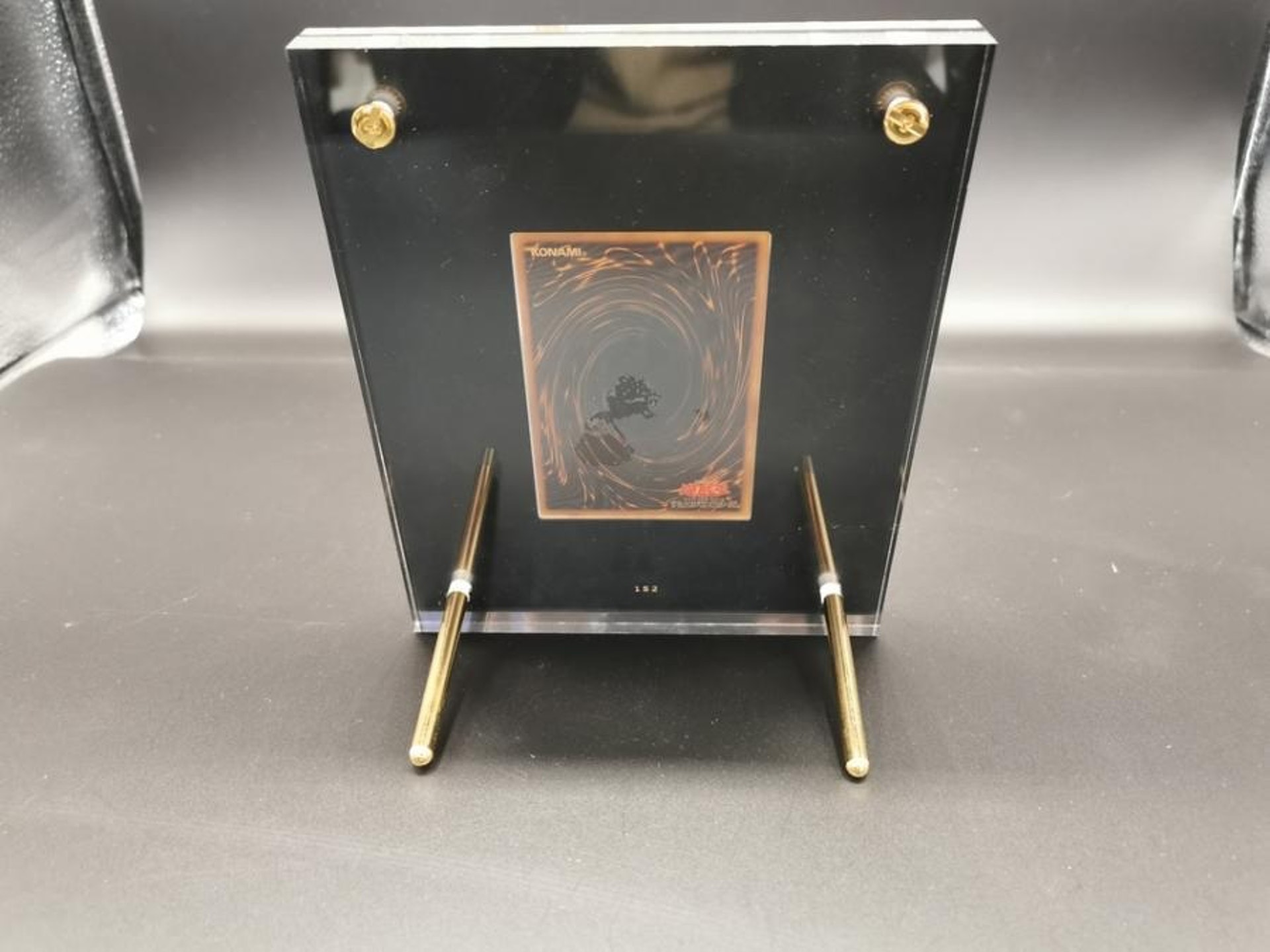 涉事的青眼白龍金卡。(阿里拍賣) 涉事的青眼白龍金卡。(阿里拍賣)