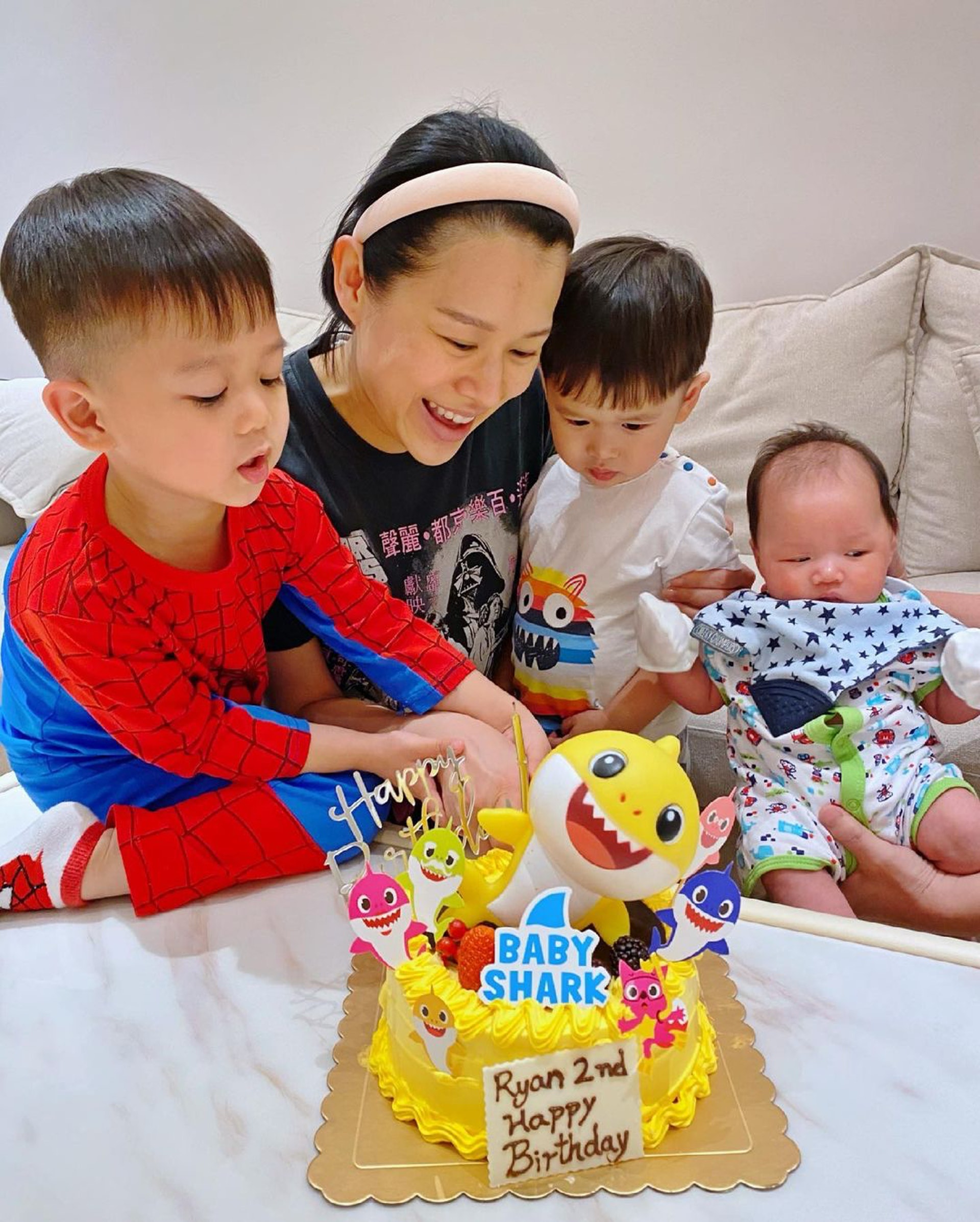 胡杏兒帶2歲二仔李奕霖(中)北上工作,老公李乘德(Philip)留港照顧兩個仔。(IG:@hakkaphil) 胡杏兒帶2歲二仔李奕霖(中)北上工作,老公李乘德(Philip)留港照顧兩個仔。(IG:@hakkaphil)