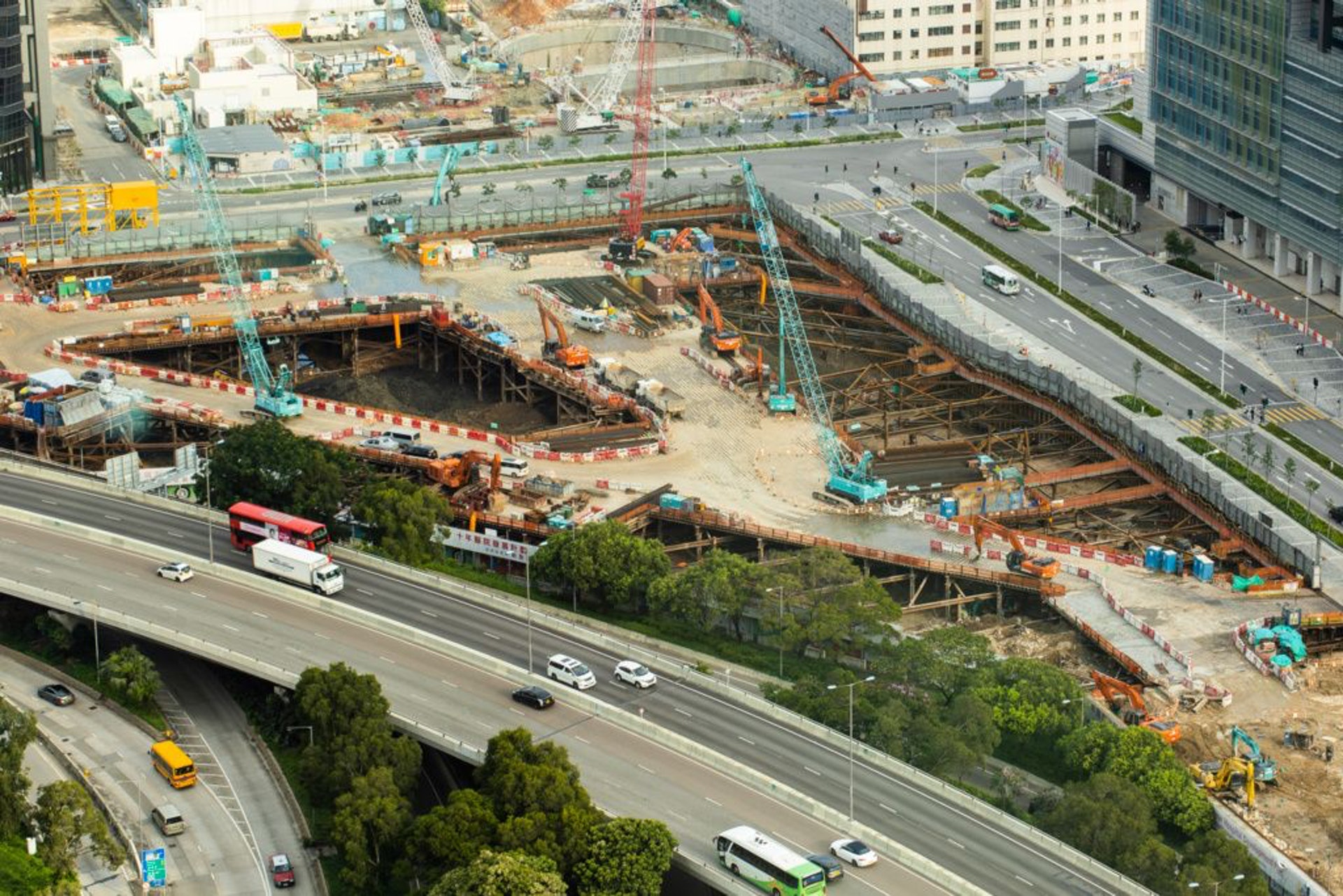 香港每年工程量大約有兩千多億,基建發展持續蓬勃。 香港每年工程量大約有兩千多億,基建發展持續蓬勃。