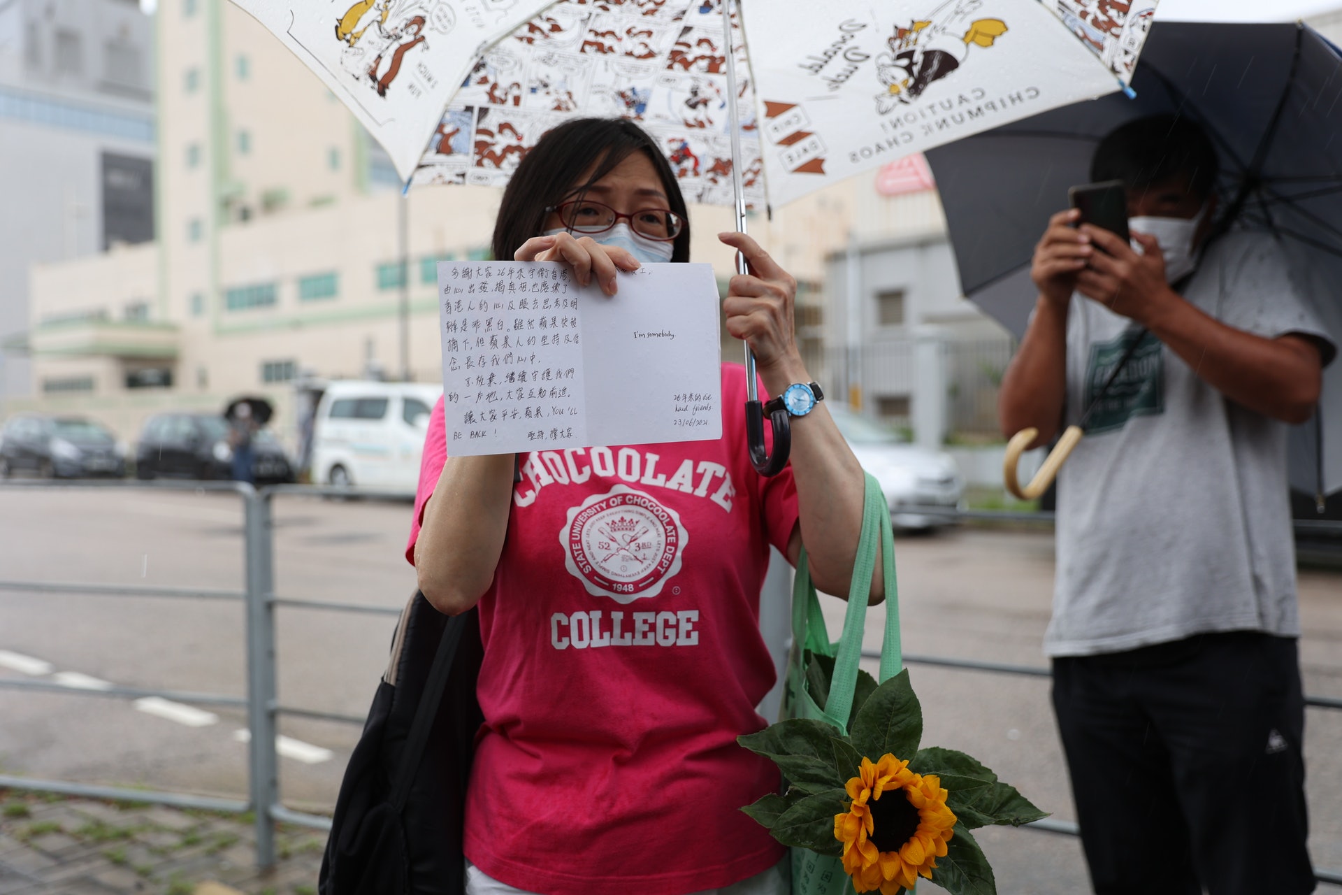 6月23日,市民譚小姐到壹傳媒大樓向員工獻花及送上心意卡以示支持。(鄭子峰攝) 6月23日,市民譚小姐到壹傳媒大樓向員工獻花及送上心意卡以示支持。(鄭子峰攝)