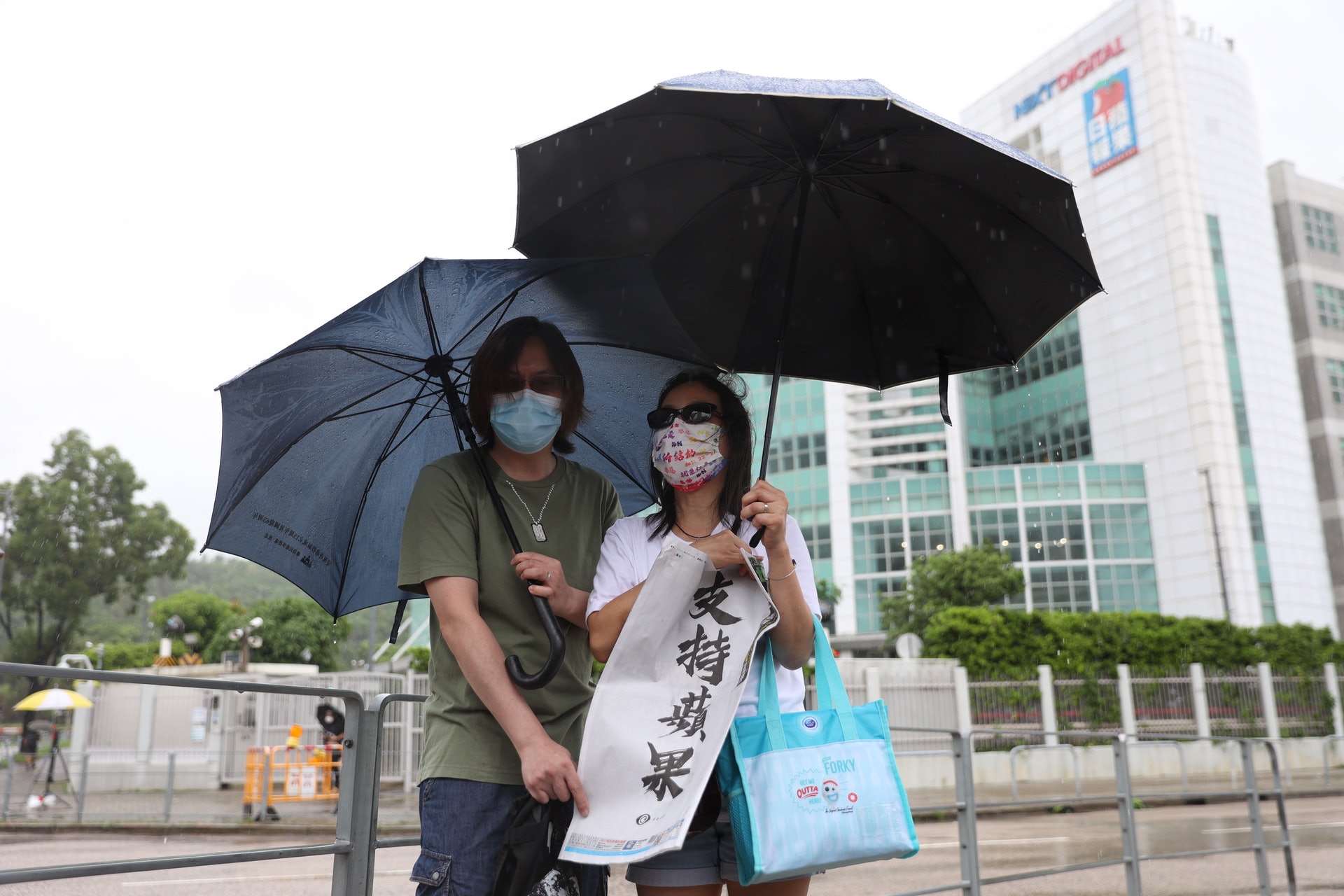 6月23日，有讀者帶同《蘋果日報》到壹傳媒大樓拍照留念。(鄭子峰攝）