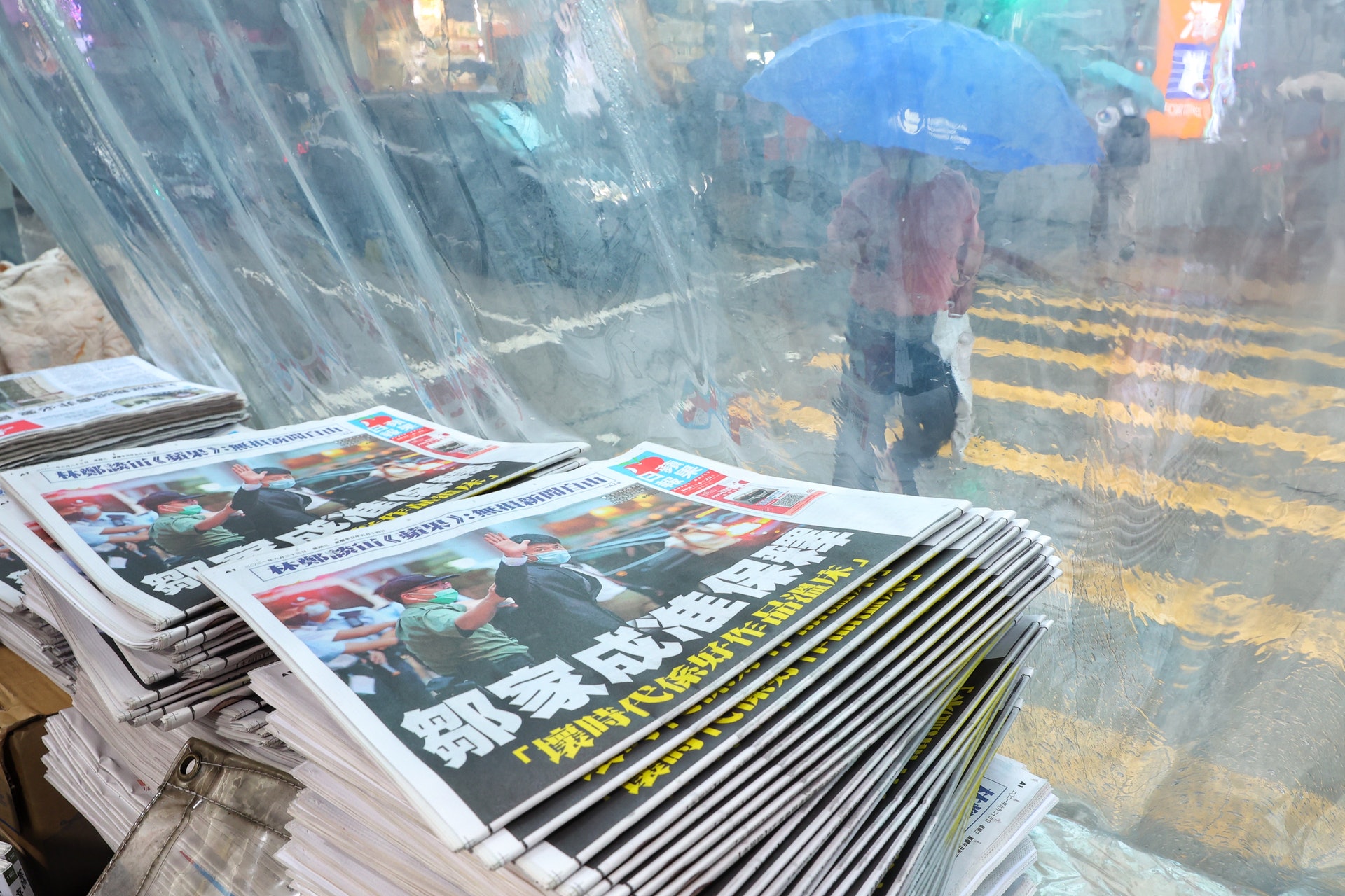 6月23日的《蘋果日報》為停刊前最後第二份,頭版標題上有「新聞自由」四個字。(羅君豪攝) 6月23日的《蘋果日報》為停刊前最後第二份,頭版標題上有「新聞自由」四個字。(羅君豪攝)