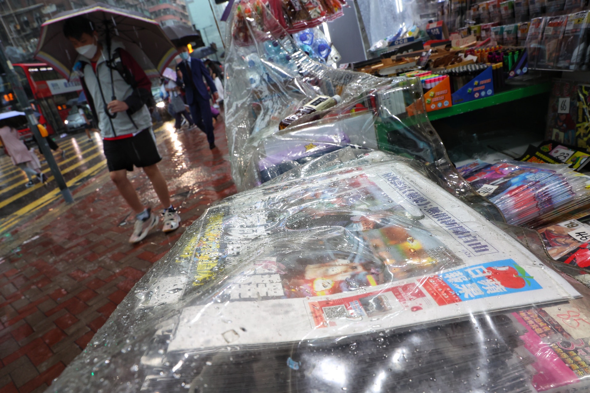 6月23日的《蘋果日報》為停刊前最後第二份,頭版標題上有「新聞自由」四個字。(羅君豪攝) 6月23日的《蘋果日報》為停刊前最後第二份,頭版標題上有「新聞自由」四個字。(羅君豪攝)