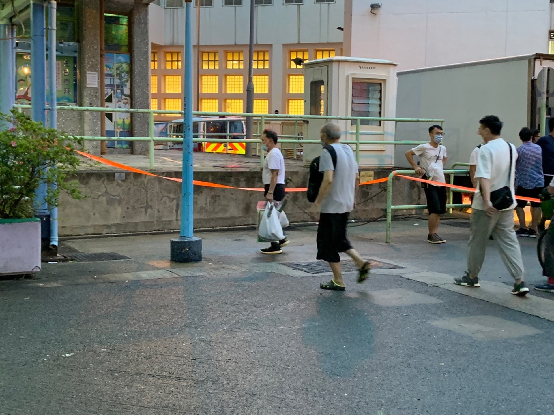 6月23日大埔運塘邨運亨樓一名27歲男居民染變種病毒,大廈封區檢測,有居民回家始知悉。(張嘉敏攝) 6月23日大埔運塘邨運亨樓一名27歲男居民染變種病毒,大廈封區檢測,有居民回家始知悉。(張嘉敏攝)