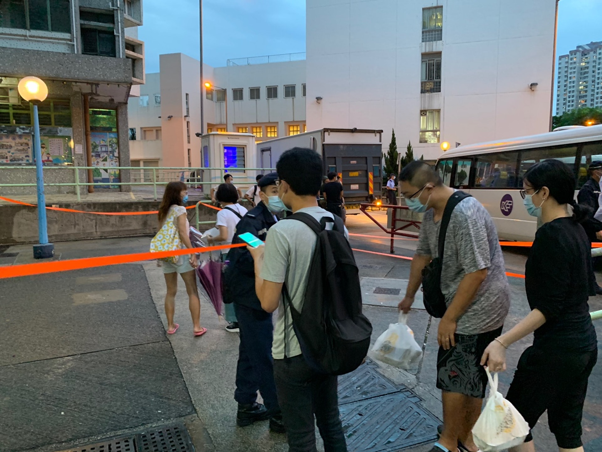 6月23日大埔運塘邨運亨樓一名27歲男居民染變種病毒,大廈封區檢測,有居民回家始知悉。(張嘉敏攝 6月23日大埔運塘邨運亨樓一名27歲男居民染變種病毒,大廈封區檢測,有居民回家始知悉。(張嘉敏攝