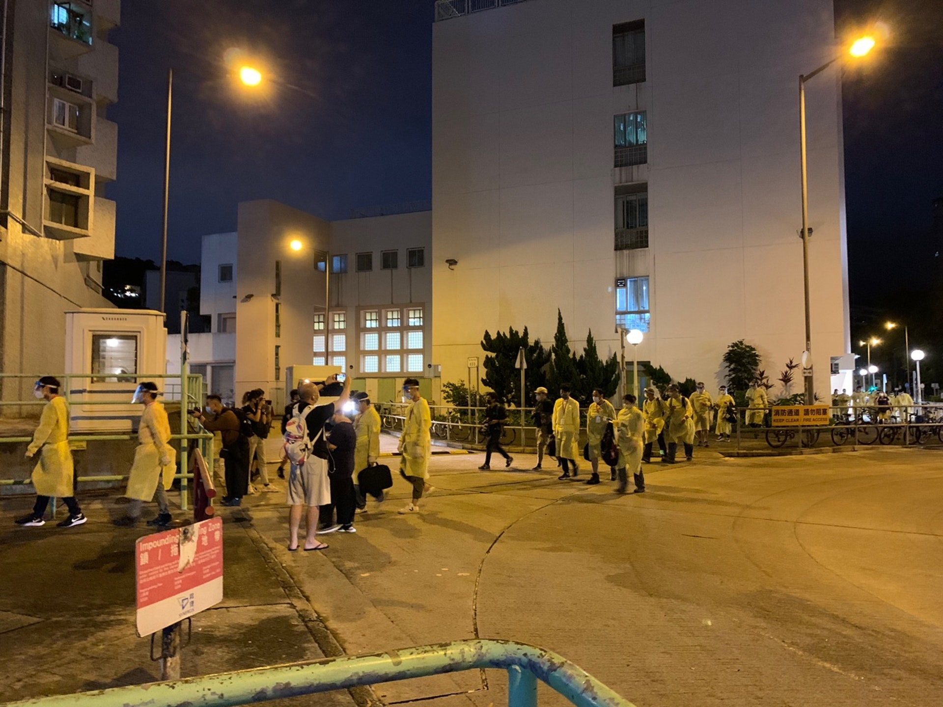 政府於晚上7時圍封運頭塘邨運亨樓,有穿上保護衣人員入內。(張嘉敏攝) 政府於晚上7時圍封運頭塘邨運亨樓,有穿上保護衣人員入內。(張嘉敏攝)