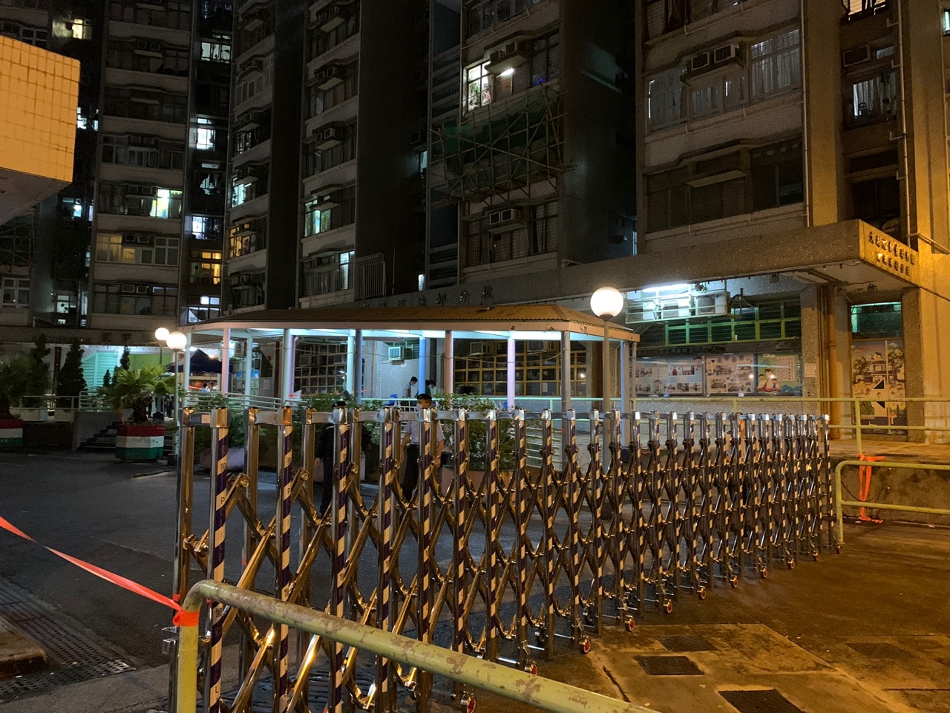 政府於晚上7時圍封運頭塘邨運亨樓。(張嘉敏攝) 政府於晚上7時圍封運頭塘邨運亨樓。(張嘉敏攝)