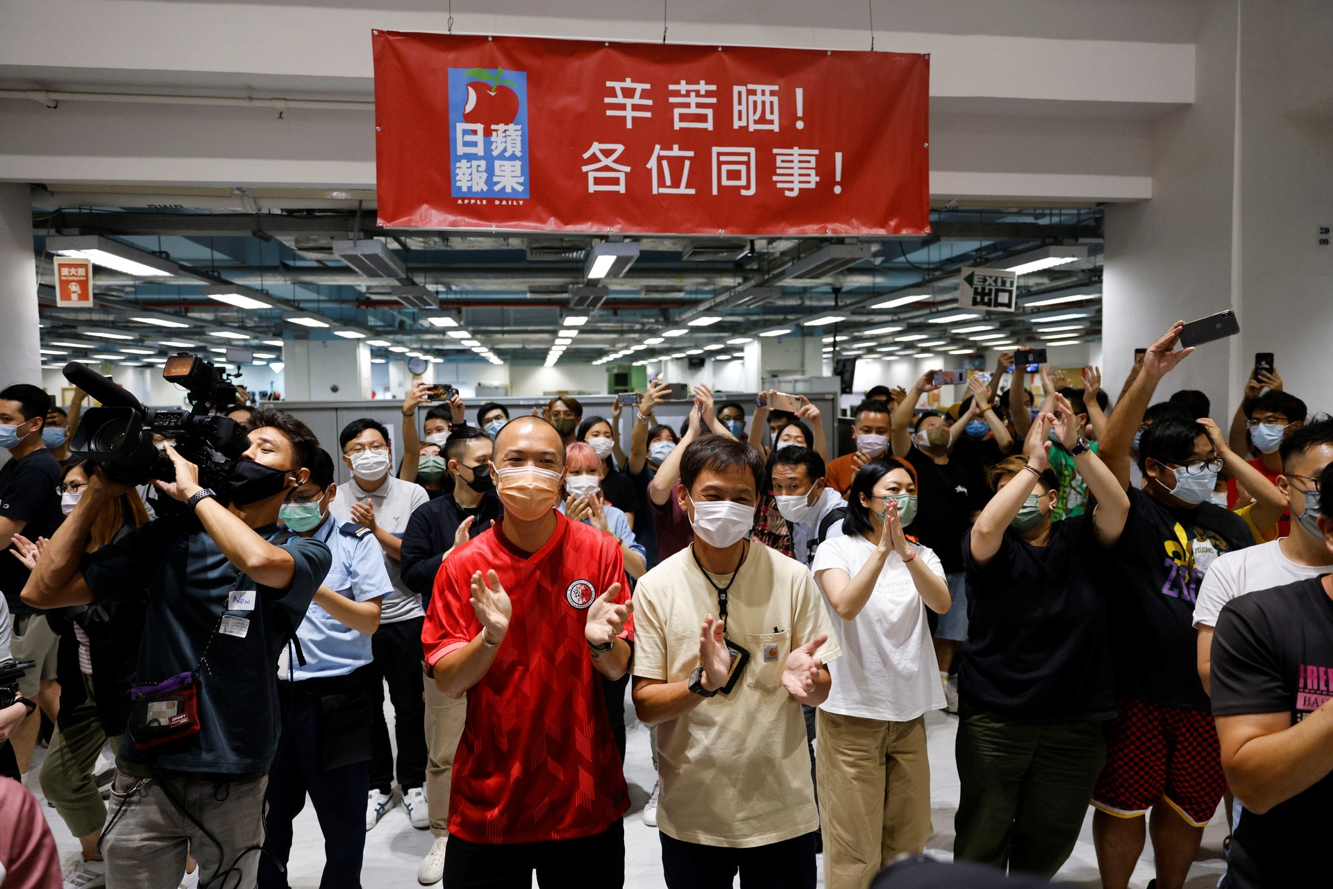 6月23日《蘋果日報》最後一夜,員工完成最後一份《蘋果日報》,齊集大樓中庭鼓掌。(路透社) 6月23日《蘋果日報》最後一夜,員工完成最後一份《蘋果日報》,齊集大樓中庭鼓掌。(路透社)
