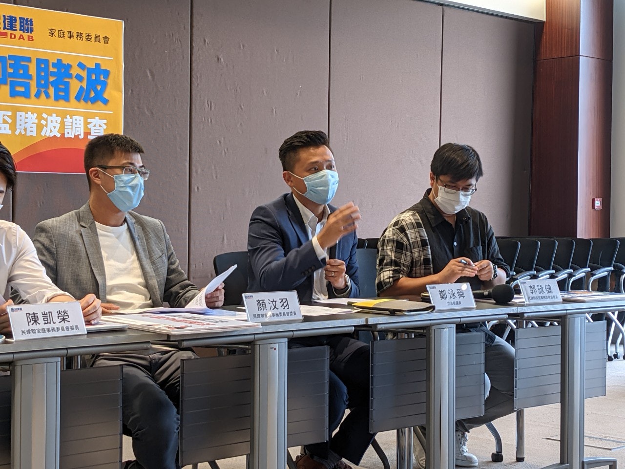 鄭泳舜表示,未計及歐國盃,馬會本年度至5月31日的足球博彩投注額已高達1,306.8億元,總投注額按年增長41%,創歷年新高,反映足球博彩助長賭風熾熱。(周禮希攝) 鄭泳舜表示,未計及歐國盃,馬會本年度至5月31日的足球博彩投注額已高達1,306.8億元,總投注額按年增長41%,創歷年新高,反映足球博彩助長賭風熾熱。(周禮希攝)