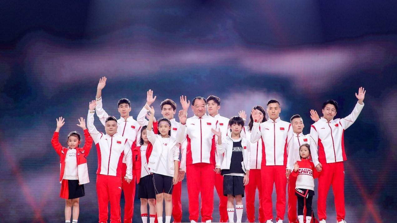 東京奧運 中國隊領獎裝備 冠軍龍服 亮相由葉錦添設計 東京奧運 中國隊領獎裝備 冠軍龍服 亮相由葉錦添設計