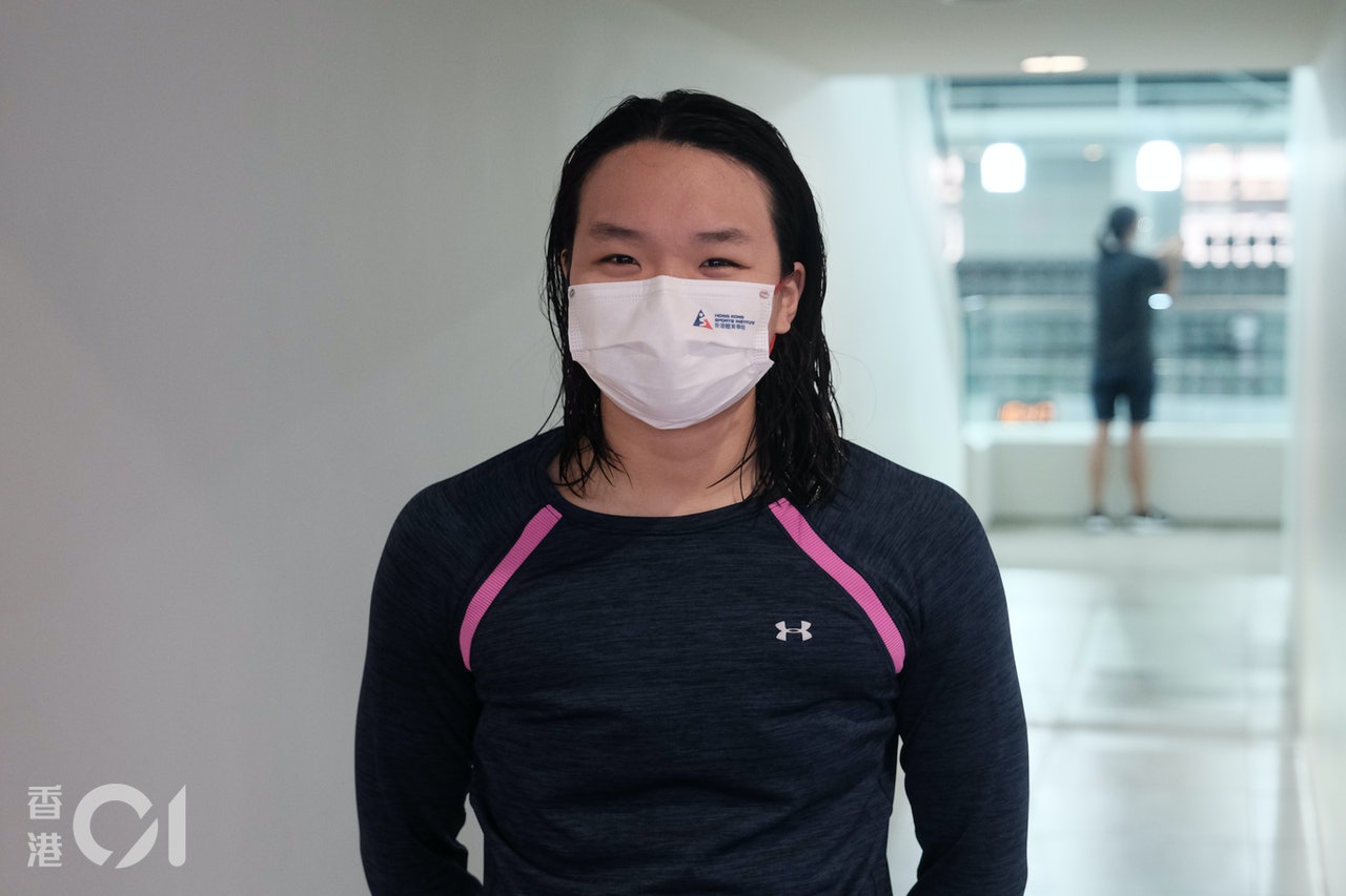 年僅16歲的鄭渝,兩年前起由蛙泳轉攻自由泳,爭取代表港隊出戰奧運女子4X200米自由泳接力。(廖雁雄攝) 年僅16歲的鄭渝,兩年前起由蛙泳轉攻自由泳,爭取代表港隊出戰奧運女子4X200米自由泳接力。(廖雁雄攝)
