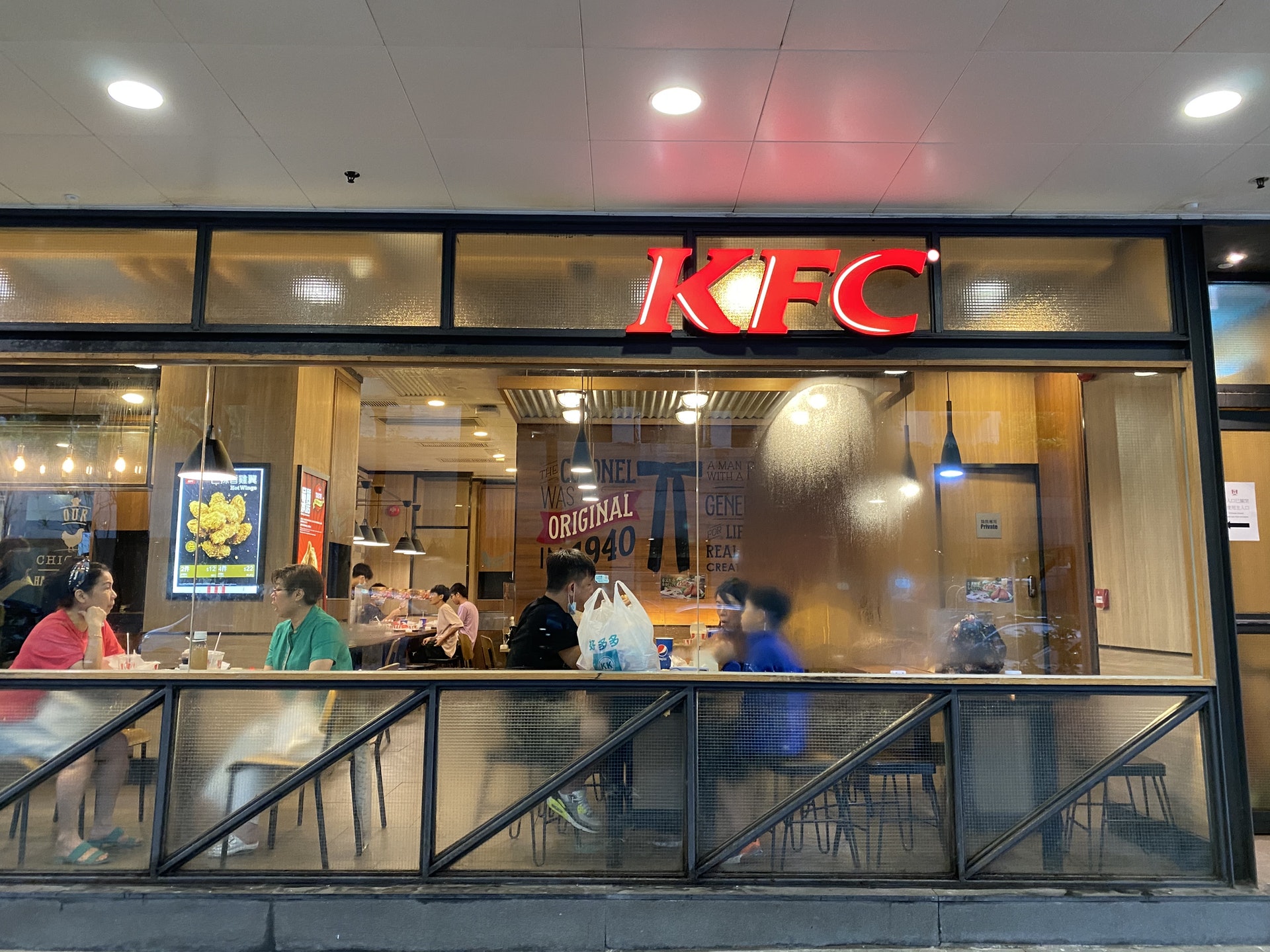 染疫大埔新達廣場女顧客服務員曾到大埔超級城內的KFC肯德基,最後到訪日期為上周四(24日)。 染疫大埔新達廣場女顧客服務員曾到大埔超級城內的KFC肯德基,最後到訪日期為上周四(24日)。