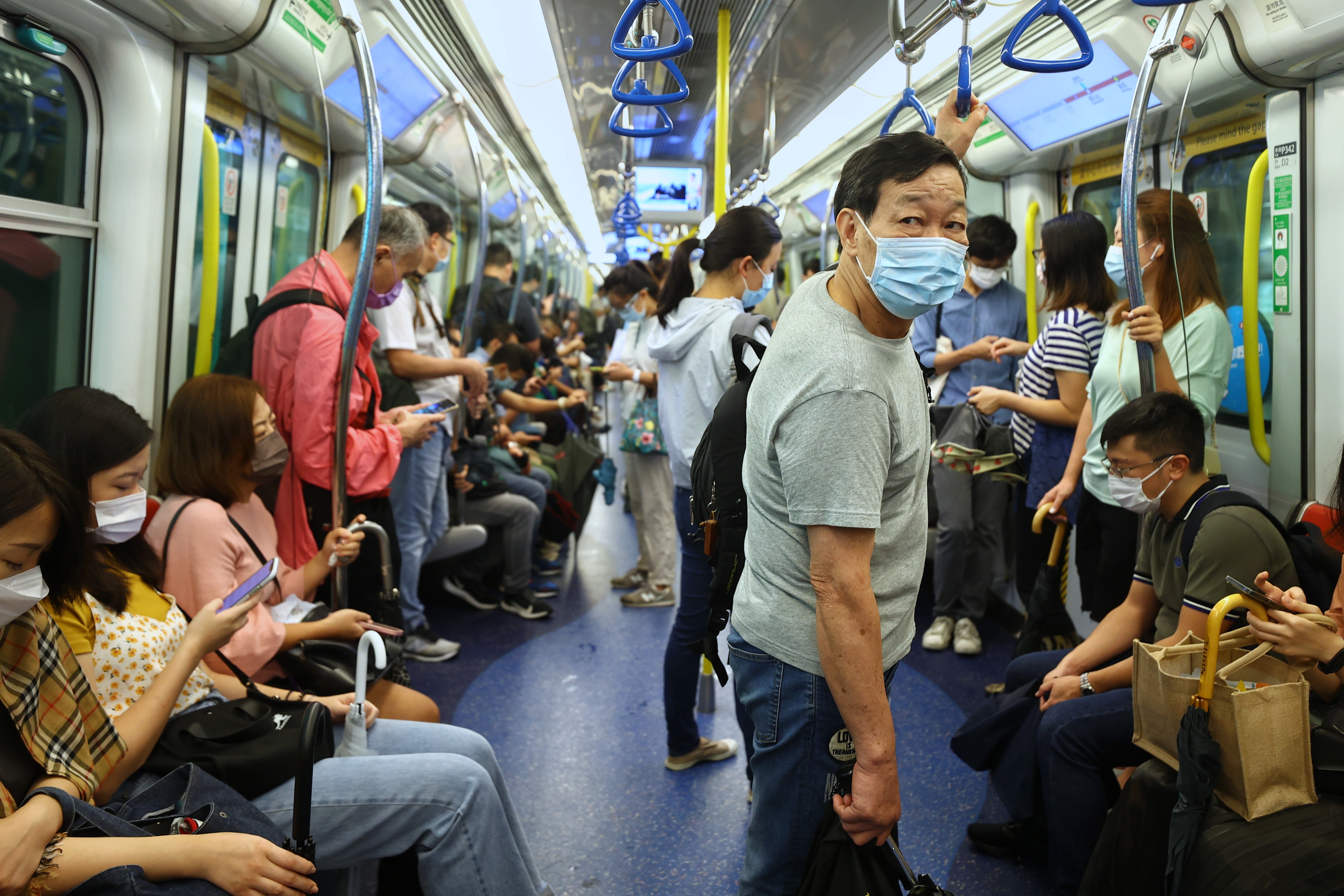 屯馬線周一（28早）迎來首個上班上學日，適逢黑雨，車廂未算太擠逼。（資料圖片 / 張浩維攝）