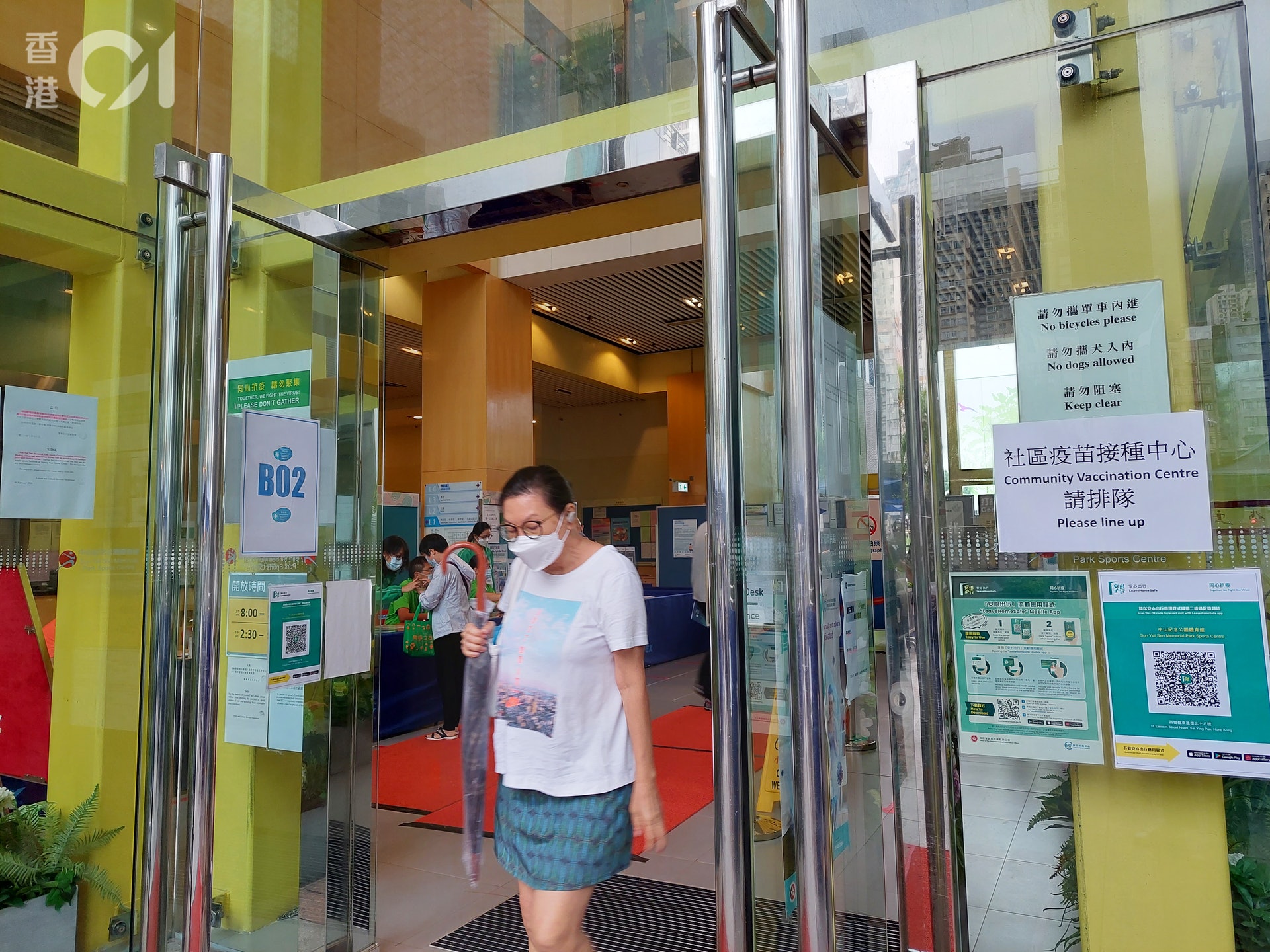 6月28日社區疫苗接種中心的疫苗接種服務因黑雨一度暫停,至11時05分天文台宣布改發紅色暴雨警告訊號後才陸續恢復服務。(黃穎津攝) 6月28日社區疫苗接種中心的疫苗接種服務因黑雨一度暫停,至11時05分天文台宣布改發紅色暴雨警告訊號後才陸續恢復服務。(黃穎津攝)