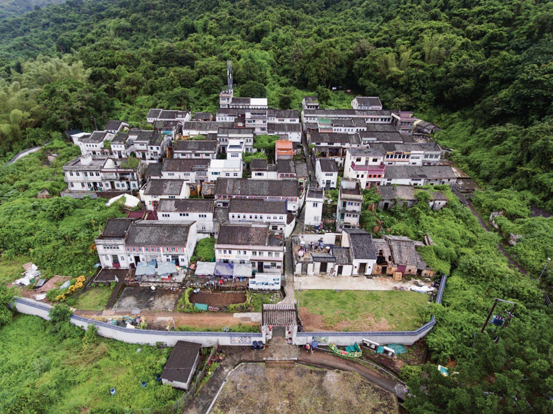 荔枝窩全盛期有逾二百間村屋，因位處偏遠，人口逐步遷離變成荒廢村屋，香港鄉郊基金2017年申請將十五間村屋復修活化作民宿用途。(資料圖片)