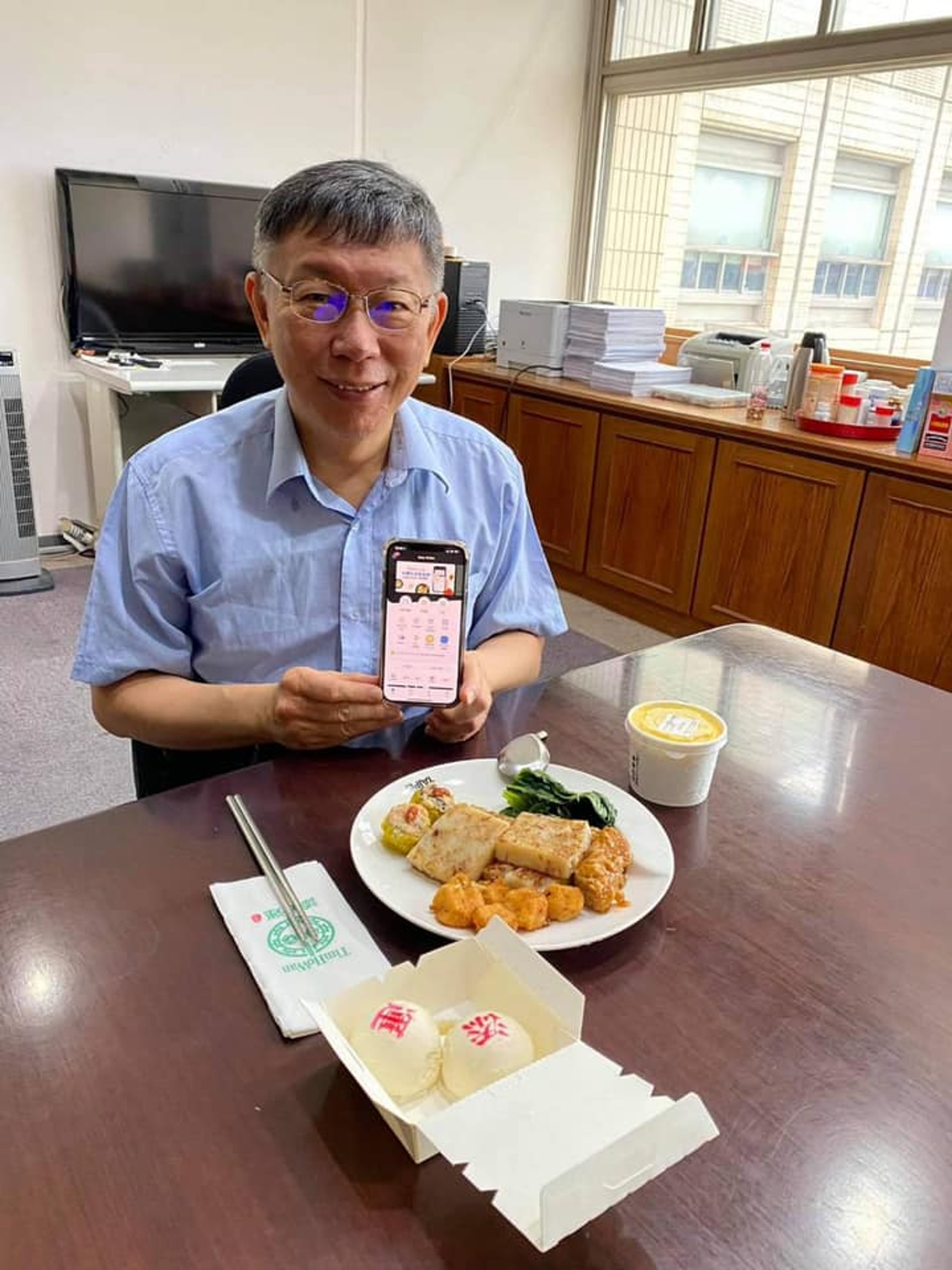 台添好運FB貼柯文哲合照被出征 留言怒罵「再也不買」結局神反轉(添好運台灣/Facebook擷圖) 台添好運FB貼柯文哲合照被出征 留言怒罵「再也不買」結局神反轉(添好運台灣/Facebook擷圖)