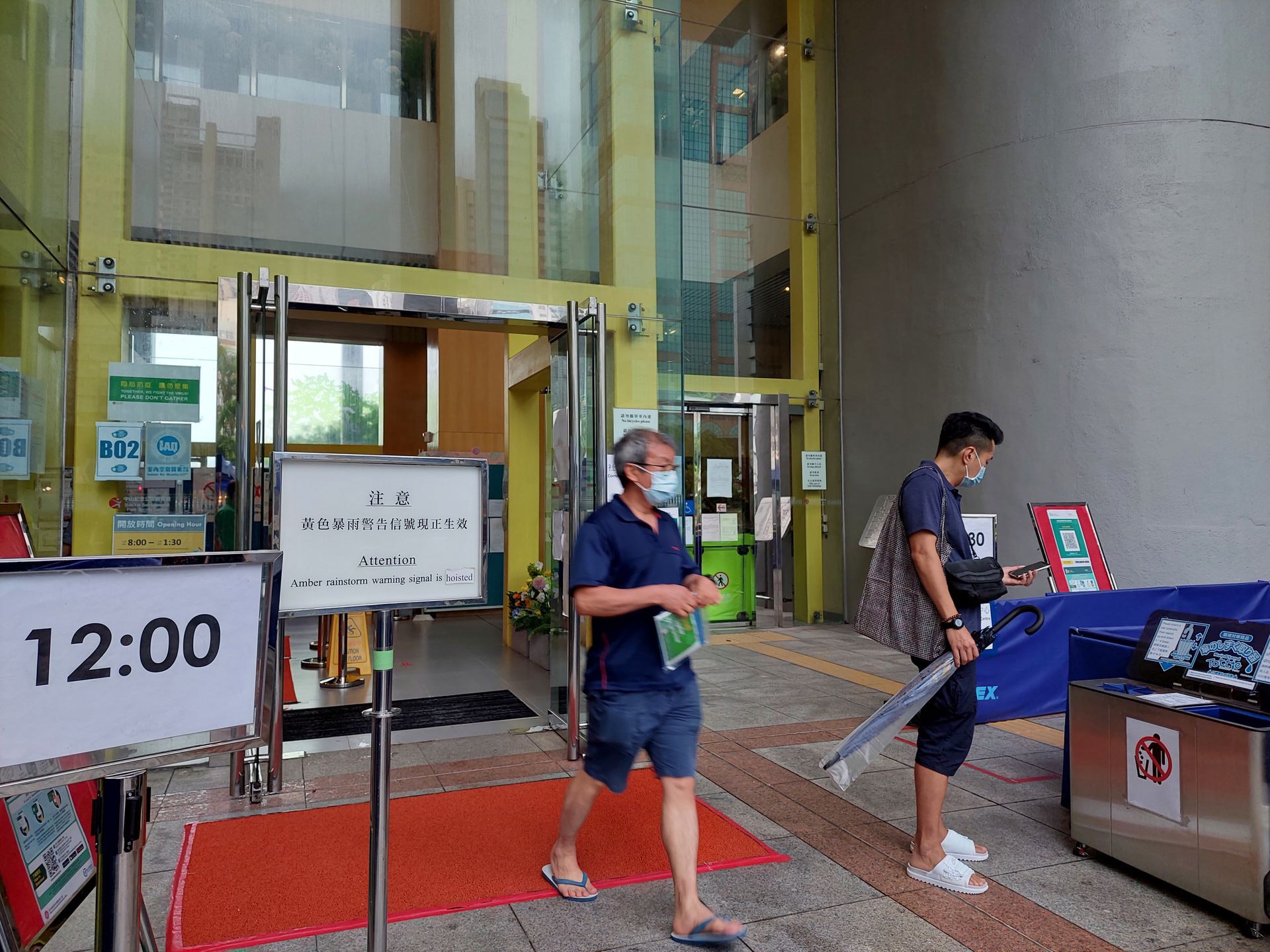 6月28日社區疫苗接種中心的疫苗接種服務因黑雨一度暫停,至11時05分天文台宣布改發紅色暴雨警告訊號後才陸續恢復服務。(黃穎津攝) 6月28日社區疫苗接種中心的疫苗接種服務因黑雨一度暫停,至11時05分天文台宣布改發紅色暴雨警告訊號後才陸續恢復服務。(黃穎津攝)