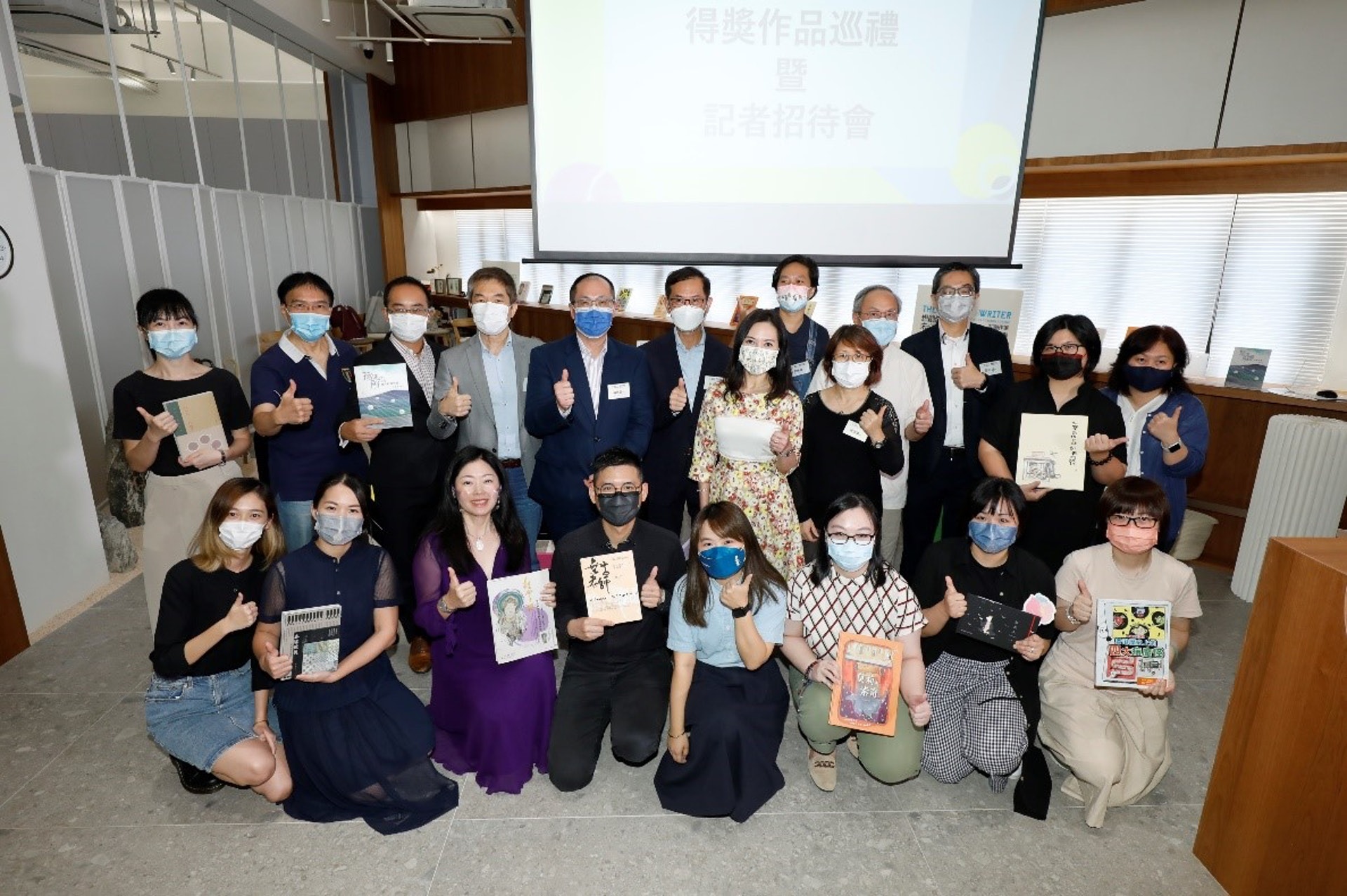 「創意香港」助理總監袁賽芳女士(中排左)、「想創你未來 – 初創作家出版資助計劃」項目籌委會主席李家駒博士(後排左六)、項目籌委會執行主席蘇惠良先生(後排左五)、各組別評審及各得獎初創作家和出版社代表出席得獎作品巡禮暨記者招待會。(照片主辦單位提供) 「創意香港」助理總監袁賽芳女士(中排左)、「想創你未來 – 初創作家出版資助計劃」項目籌委會主席李家駒博士(後排左六)、項目籌委會執行主席蘇惠良先生(後排左五)、各組別評審及各得獎初創作家和出版社代表出席得獎作品巡禮暨記者招待會。(照片主辦單位提供)