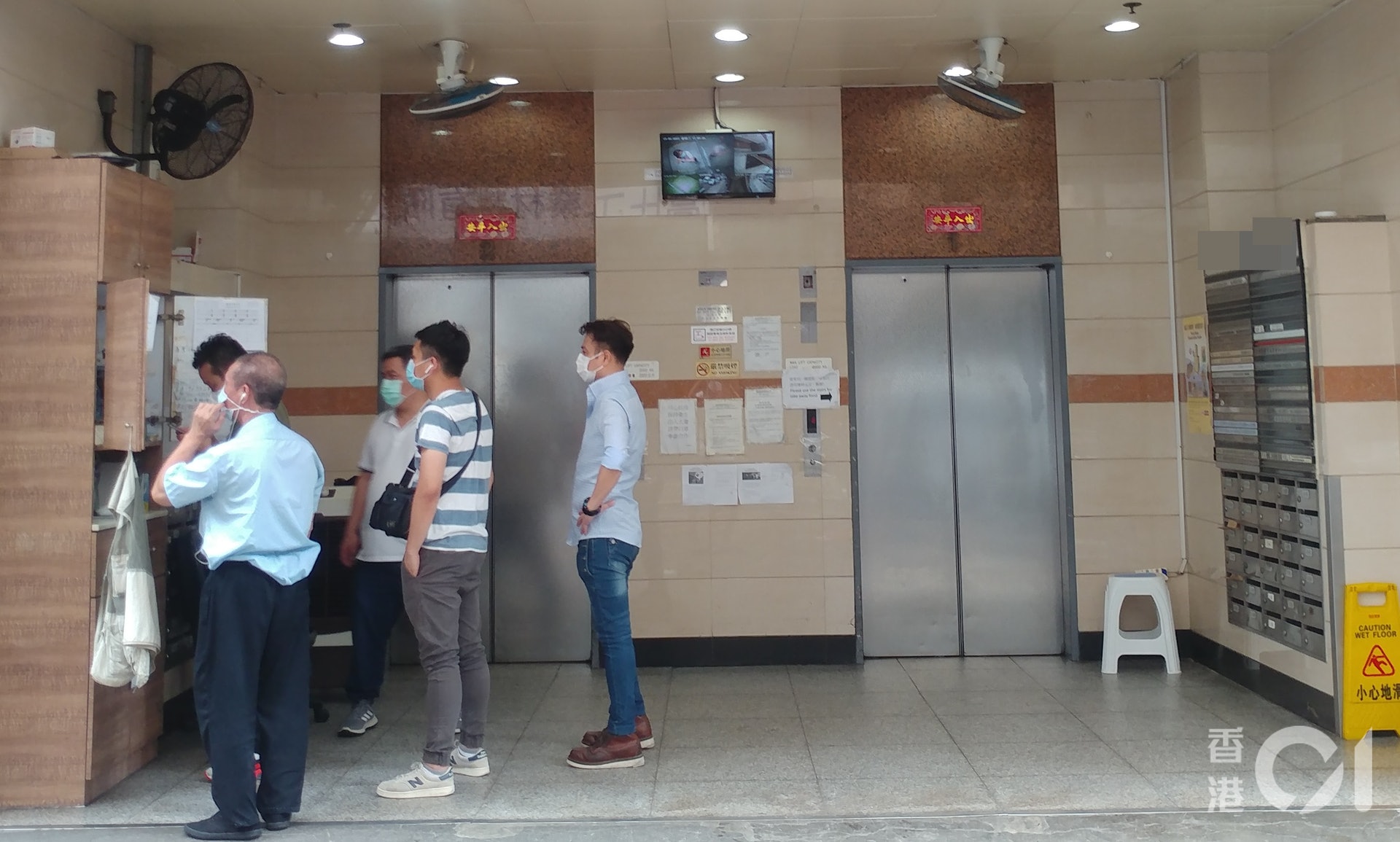 探員於事發後到涉案工廈調查。(黃偉民攝/資料圖片) 探員於事發後到涉案工廈調查。(黃偉民攝/資料圖片)
