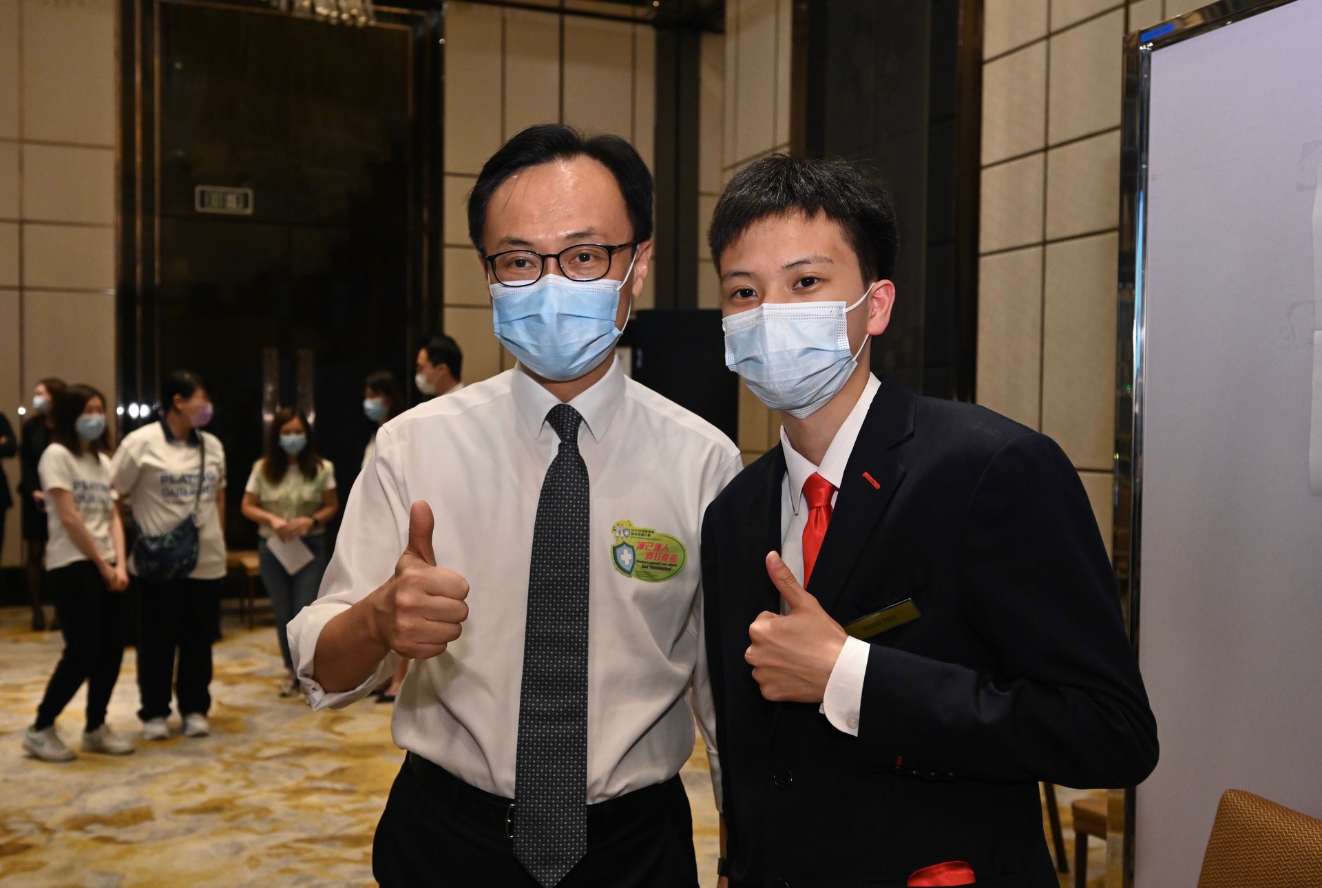 公務員事務局局長聶德權(左)到環球貿易廣場、香港麗思卡爾頓酒店視察參與政府新冠疫苗外展接種服務。(政府新聞網圖片) 公務員事務局局長聶德權(左)到環球貿易廣場、香港麗思卡爾頓酒店視察參與政府新冠疫苗外展接種服務。(政府新聞網圖片)
