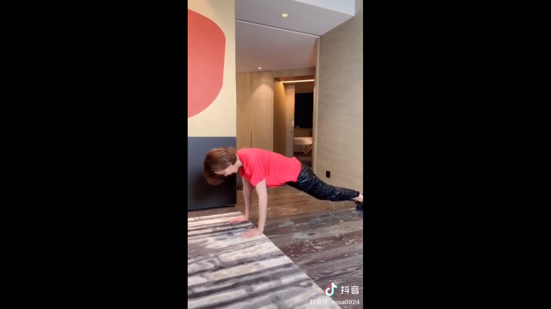 之之先做出數組地板動作。(影片截圖) 之之先做出數組地板動作。(影片截圖)