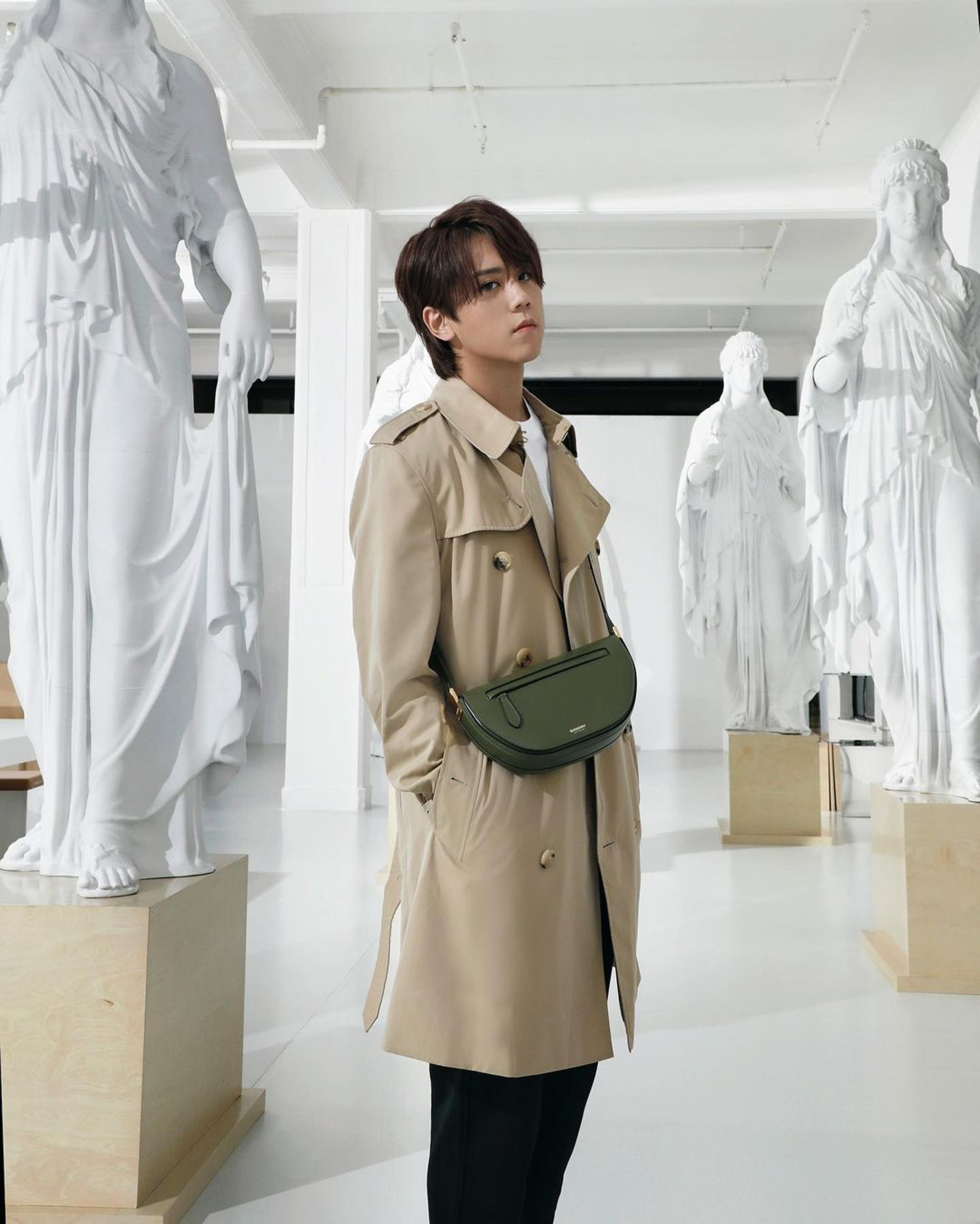 姜濤袋」掀搶購潮BURBERRY勢成焦點10大半月形手袋推介
