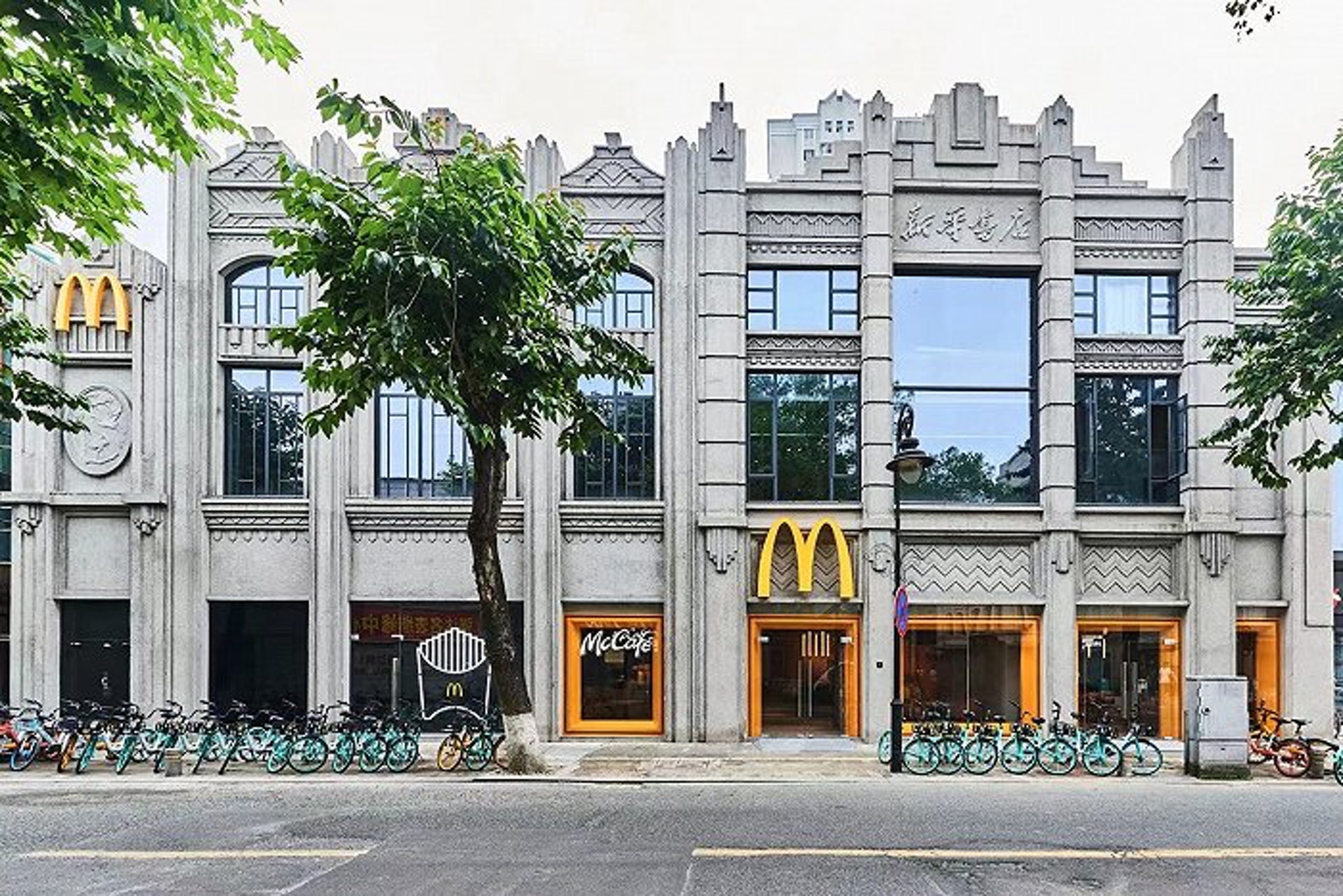 麥當勞中國29日在浙江溫州解放街的門店開門營業,這是麥當勞在中國內地的第4000家門店。(《界面新聞》) 麥當勞中國29日在浙江溫州解放街的門店開門營業,這是麥當勞在中國內地的第4000家門店。(《界面新聞》)