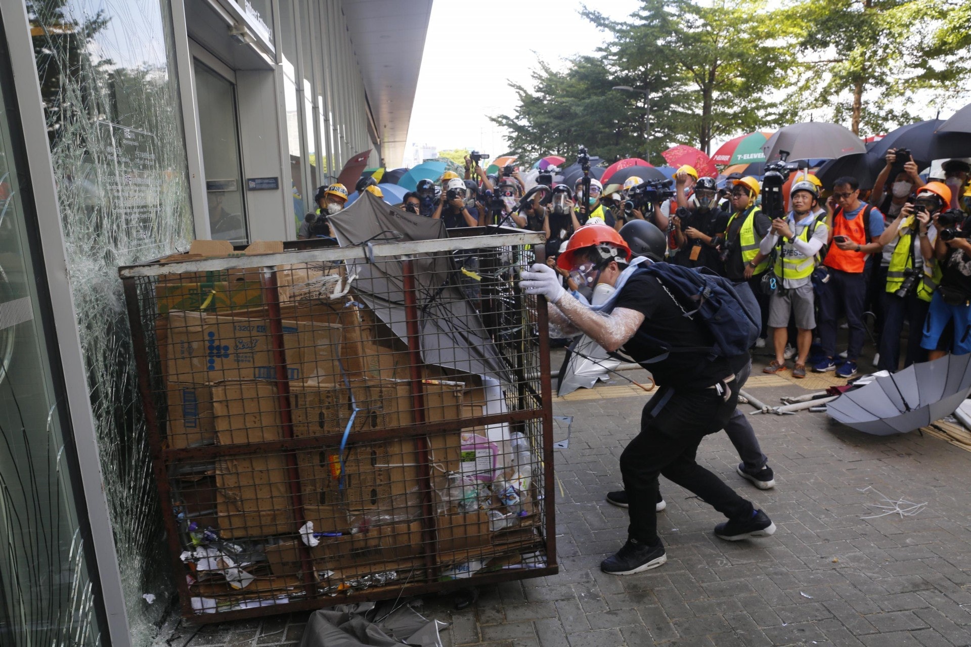 被告林錦均否認一項刑事損壞罪，控方指林曾承用鐵枝等撞擊地下玻璃，但沒有進入大樓。（資料圖片/林不在圖中）