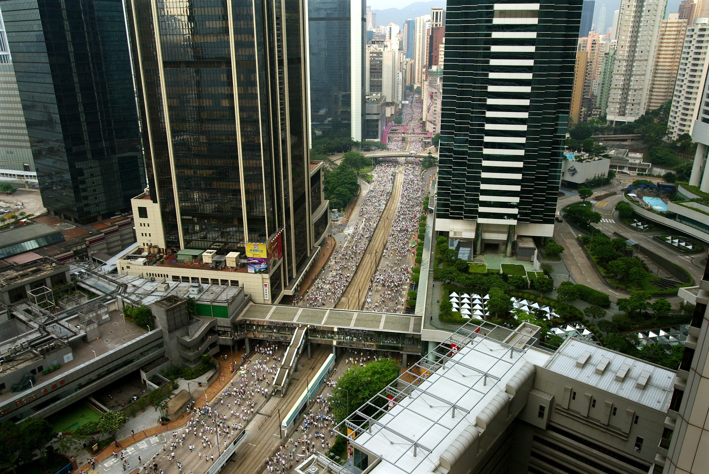 2004年遊行主題「爭取07、08雙普選」，爭取2007年普選行政長官，2008年立法會全面直選，民陣公布53萬港人參與創最高。（路透社）