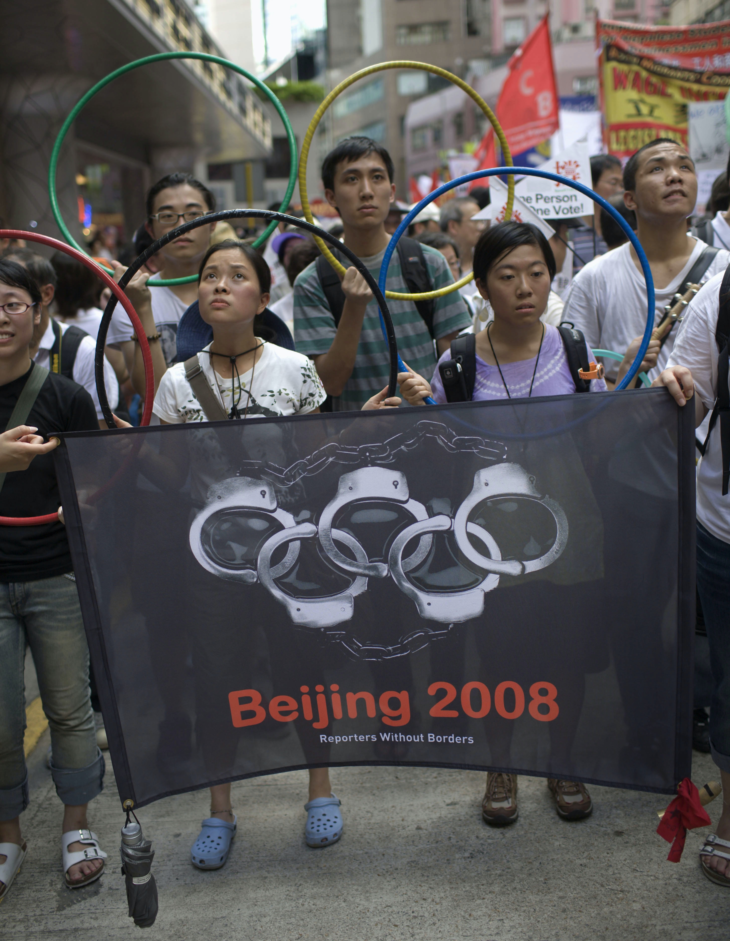 2008年遊行主題「同一夢想、同一人權、還政於民、改善民生」,民陣指有4.7萬人參加。(路透社) 2008年遊行主題「同一夢想、同一人權、還政於民、改善民生」,民陣指有4.7萬人參加。(路透社)
