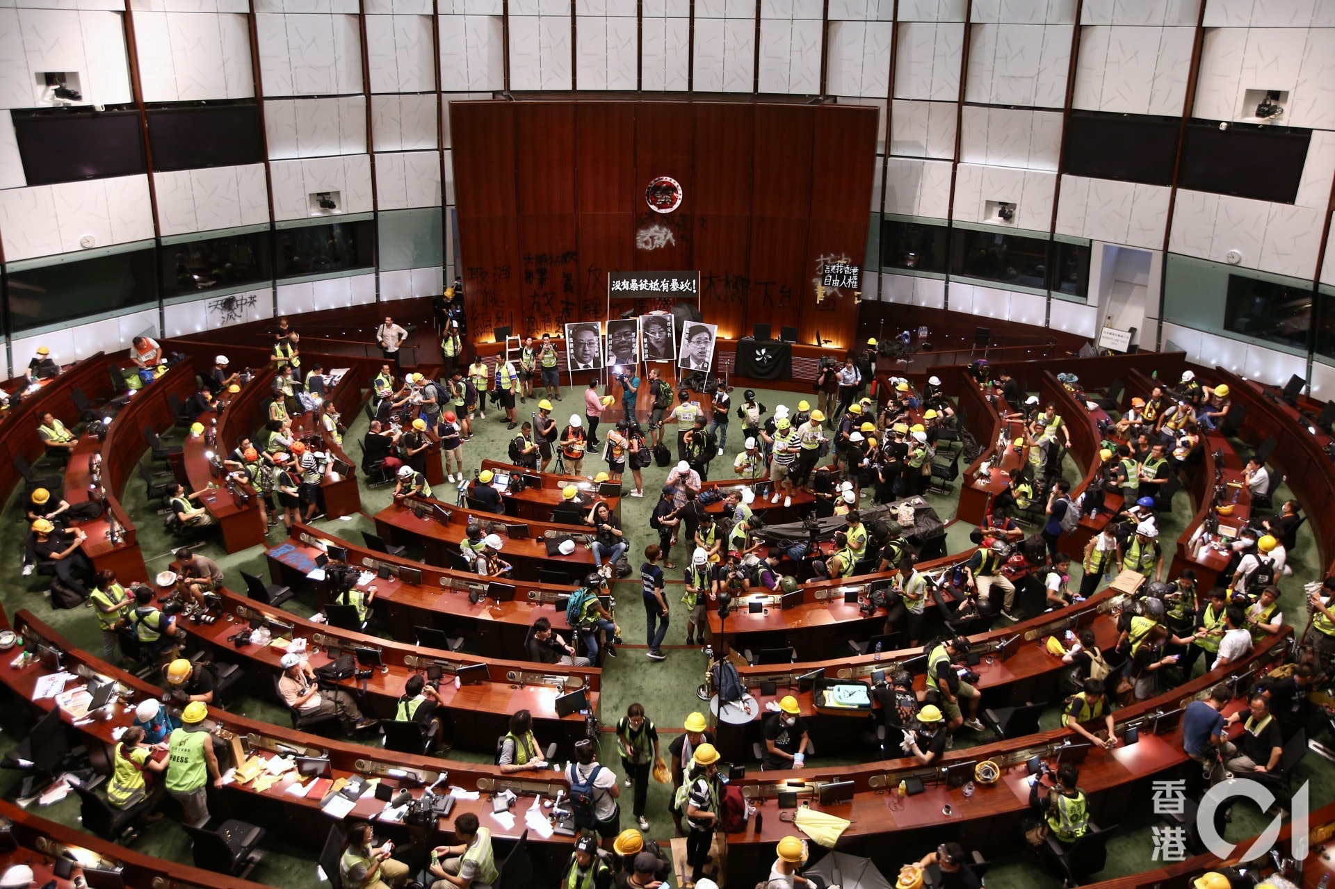 被告黃家豪被指當日曾進入立法會會議廳,但辯方指黃當時是城大編委,他當日在現場採訪。(資料圖片) 被告黃家豪被指當日曾進入立法會會議廳,但辯方指黃當時是城大編委,他當日在現場採訪。(資料圖片)