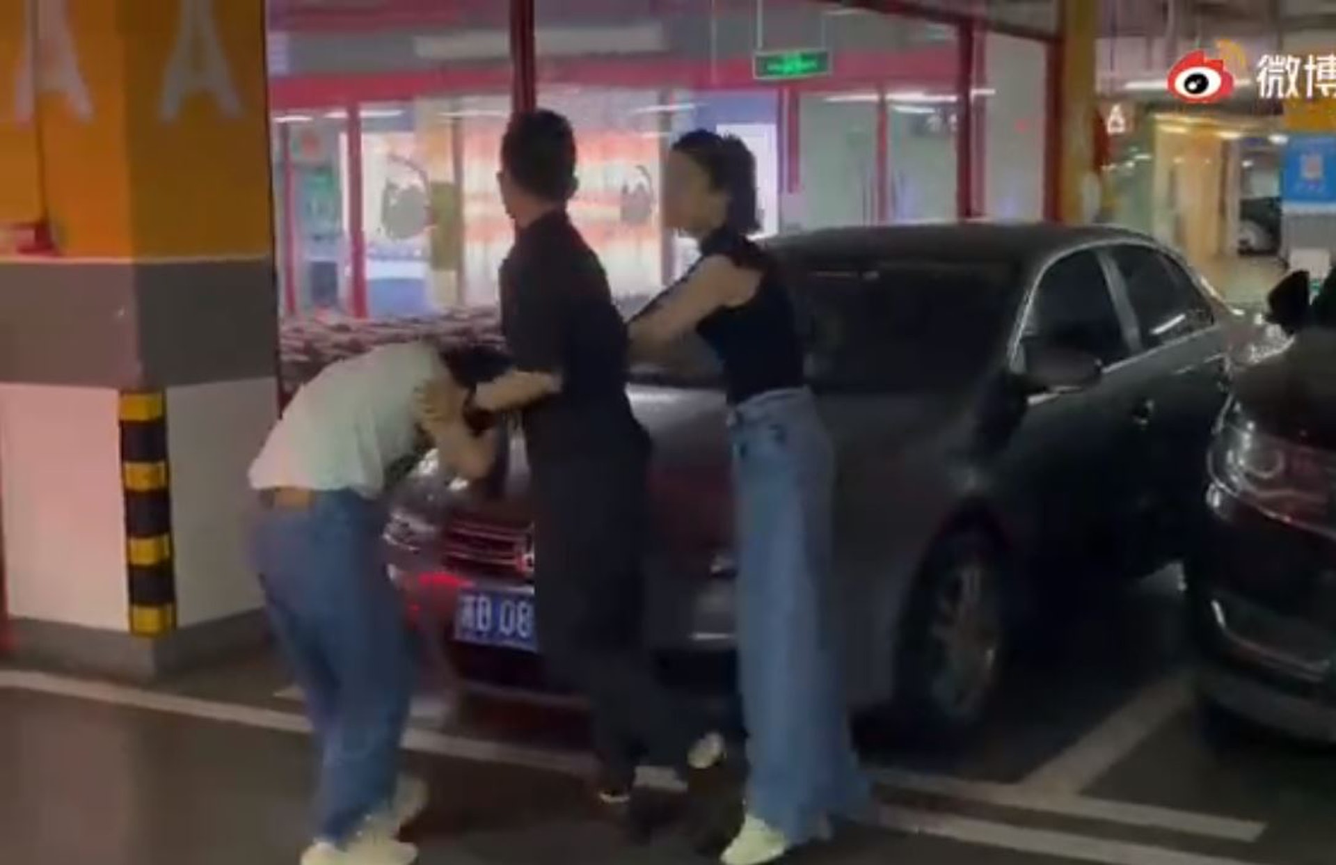 內地網上最近瘋傳1段「捉姦」片,據稱是妻子(黑衣)與丈夫的情婦(白衣)當面對質,更動手打人。(微博影片截圖) 內地網上最近瘋傳1段「捉姦」片,據稱是妻子(黑衣)與丈夫的情婦(白衣)當面對質,更動手打人。(微博影片截圖)