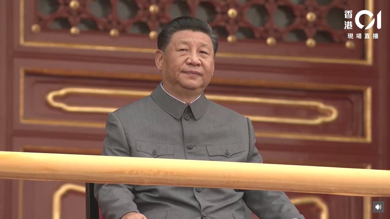 習近平在天安門城樓上發表重要講話。(01直播截圖) 習近平在天安門城樓上發表重要講話。(01直播截圖)