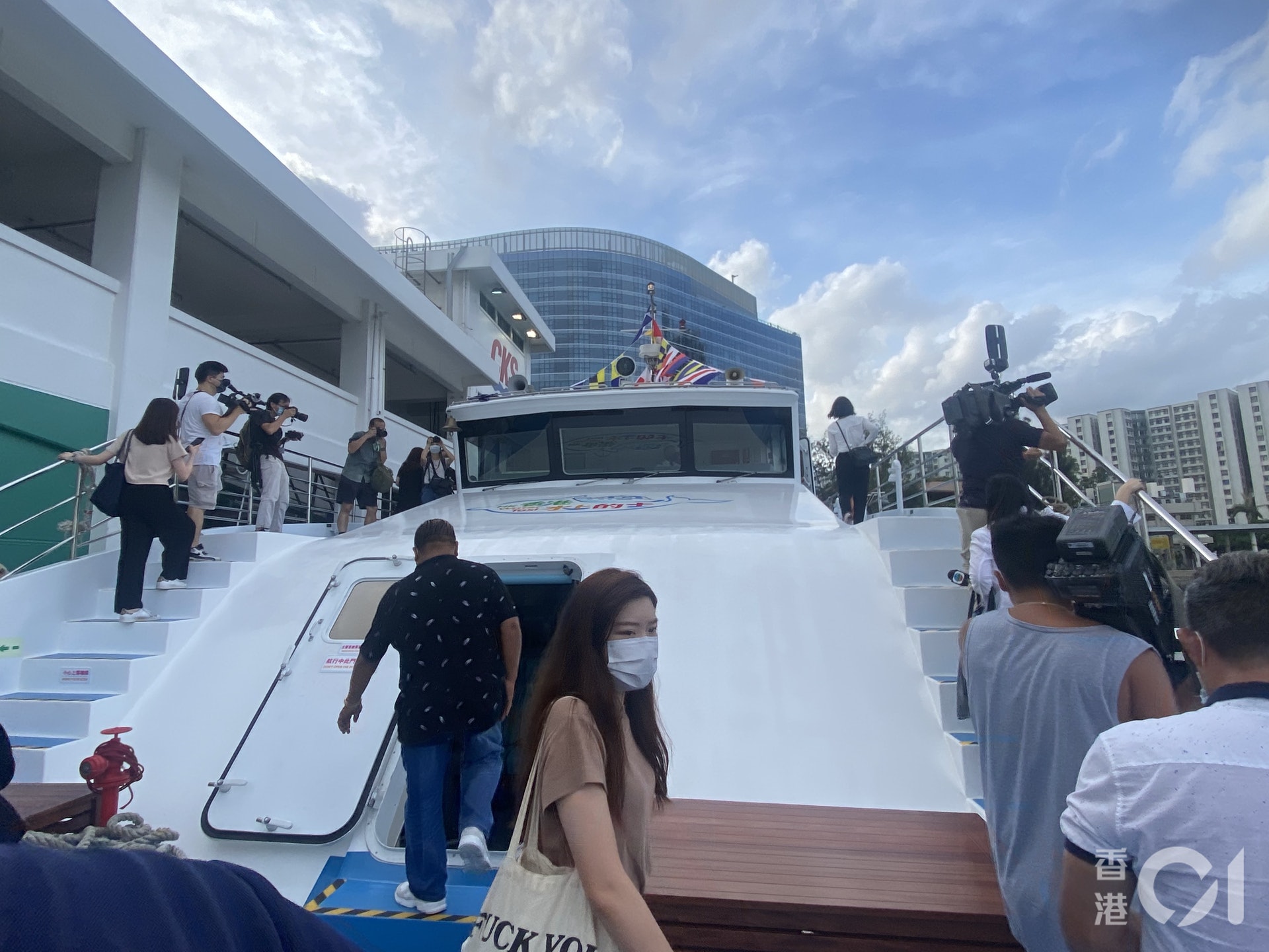 水上的士只得部份座位有安全帶,乘客亦可以在航行期間走出船尾甲板參觀。(鍾妍攝) 水上的士只得部份座位有安全帶,乘客亦可以在航行期間走出船尾甲板參觀。(鍾妍攝)
