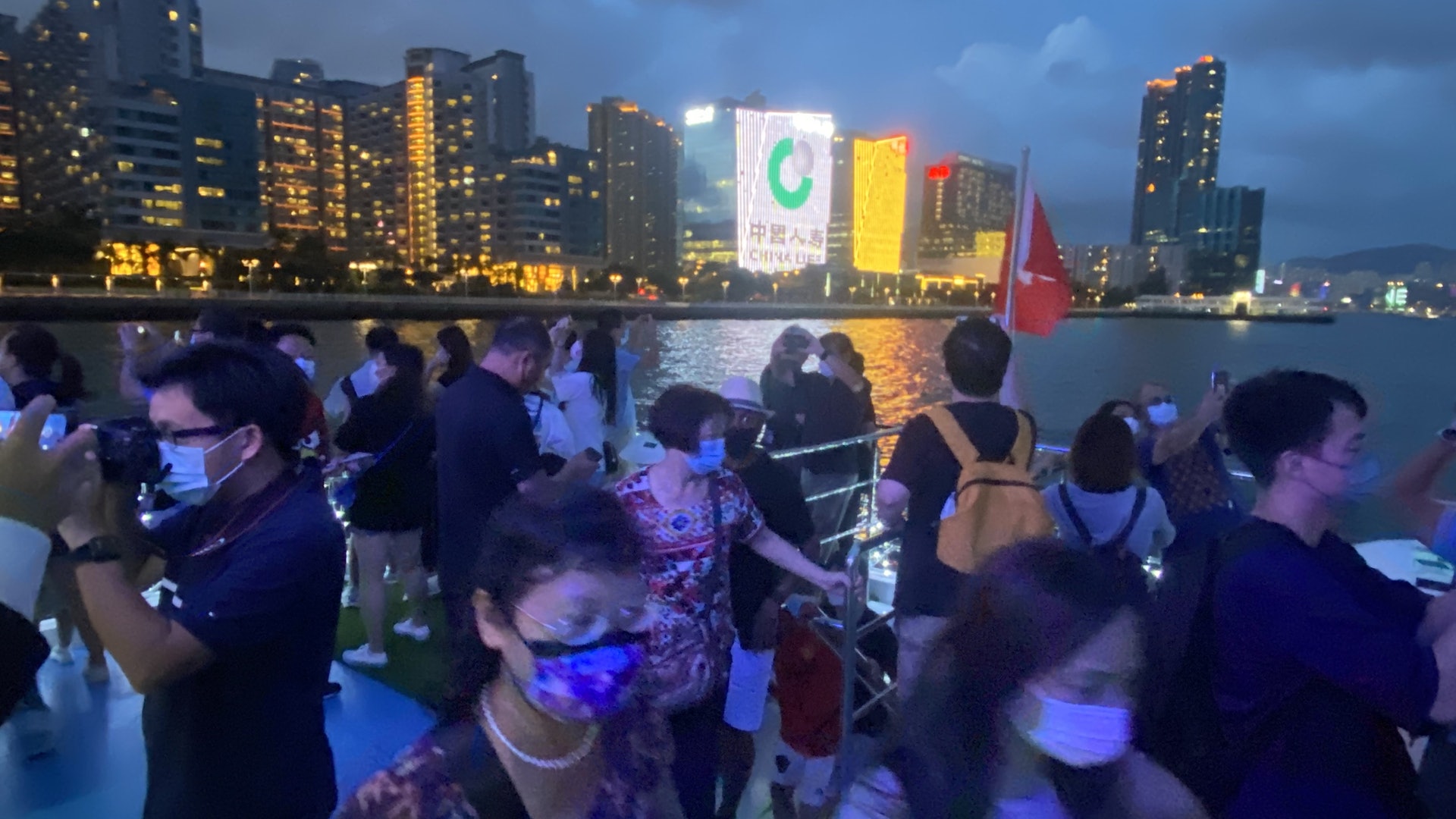 水上的士延期半年首航 乘客走出甲板欣賞「幻彩詠香江」 水上的士延期半年首航 乘客走出甲板欣賞「幻彩詠香江」