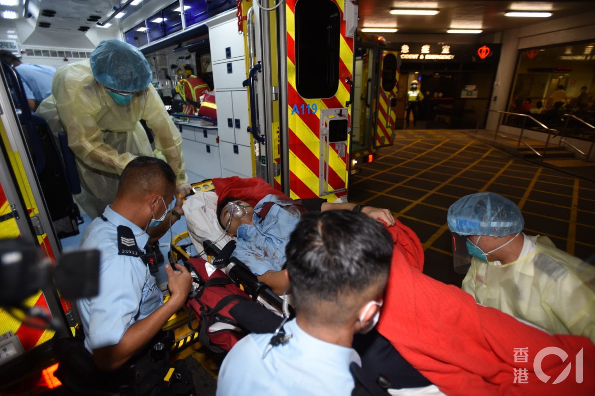 SOGO對開,一名男子用刀刺受警員後,再刺向自己心口,兩人均受傷淌血,送院治理。(林振華攝) SOGO對開,一名男子用刀刺受警員後,再刺向自己心口,兩人均受傷淌血,送院治理。(林振華攝)