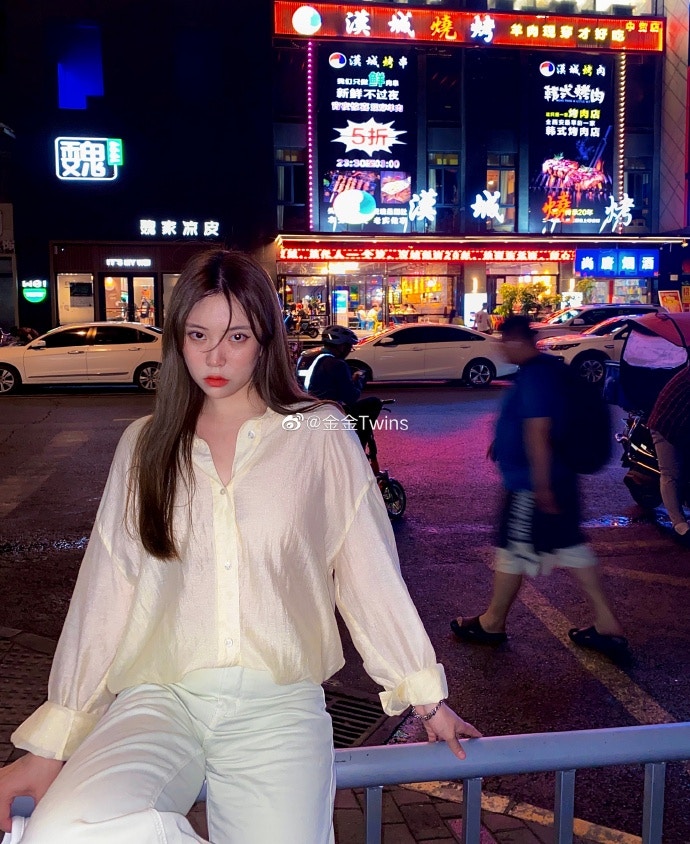 絲質寬鬆恤衫顯瘦之餘,也能增加女人味。(金金Twins微博)