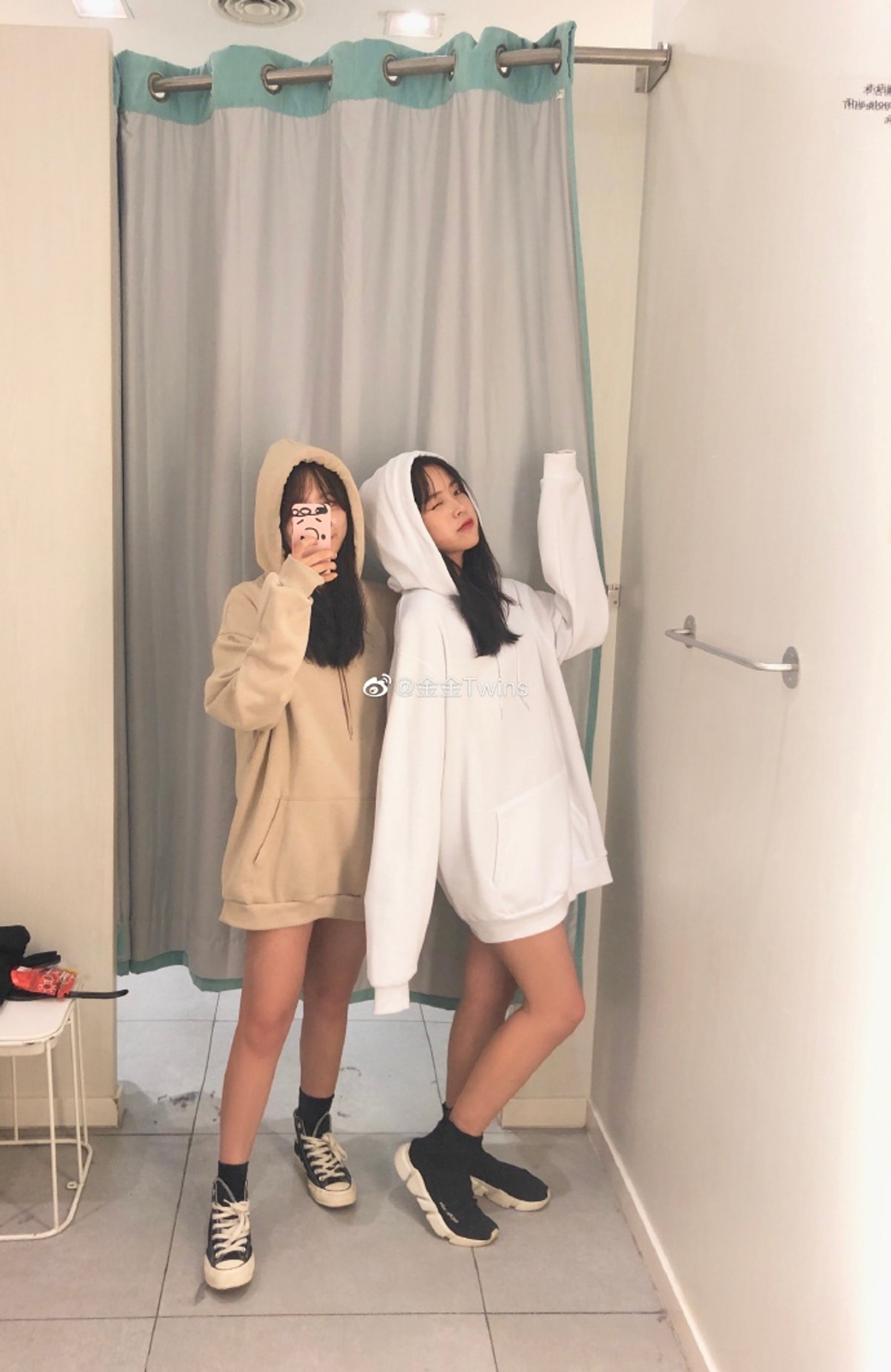 長度可當裙穿的寬衛衣,宛如身穿男友衣服。(金金Twins微博)